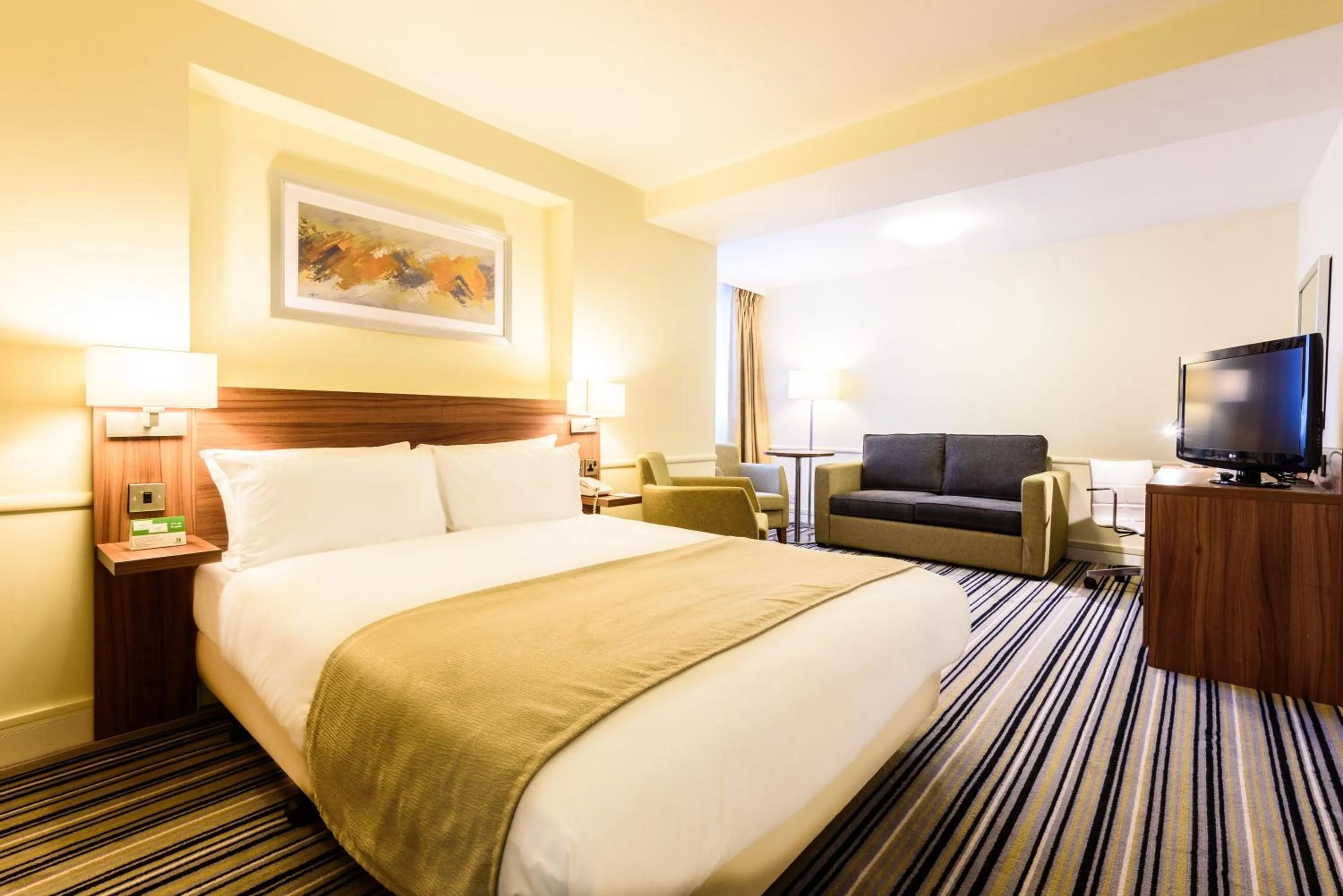 Photo of the whole room, Bed in Holiday Inn Portsmouth by IHG