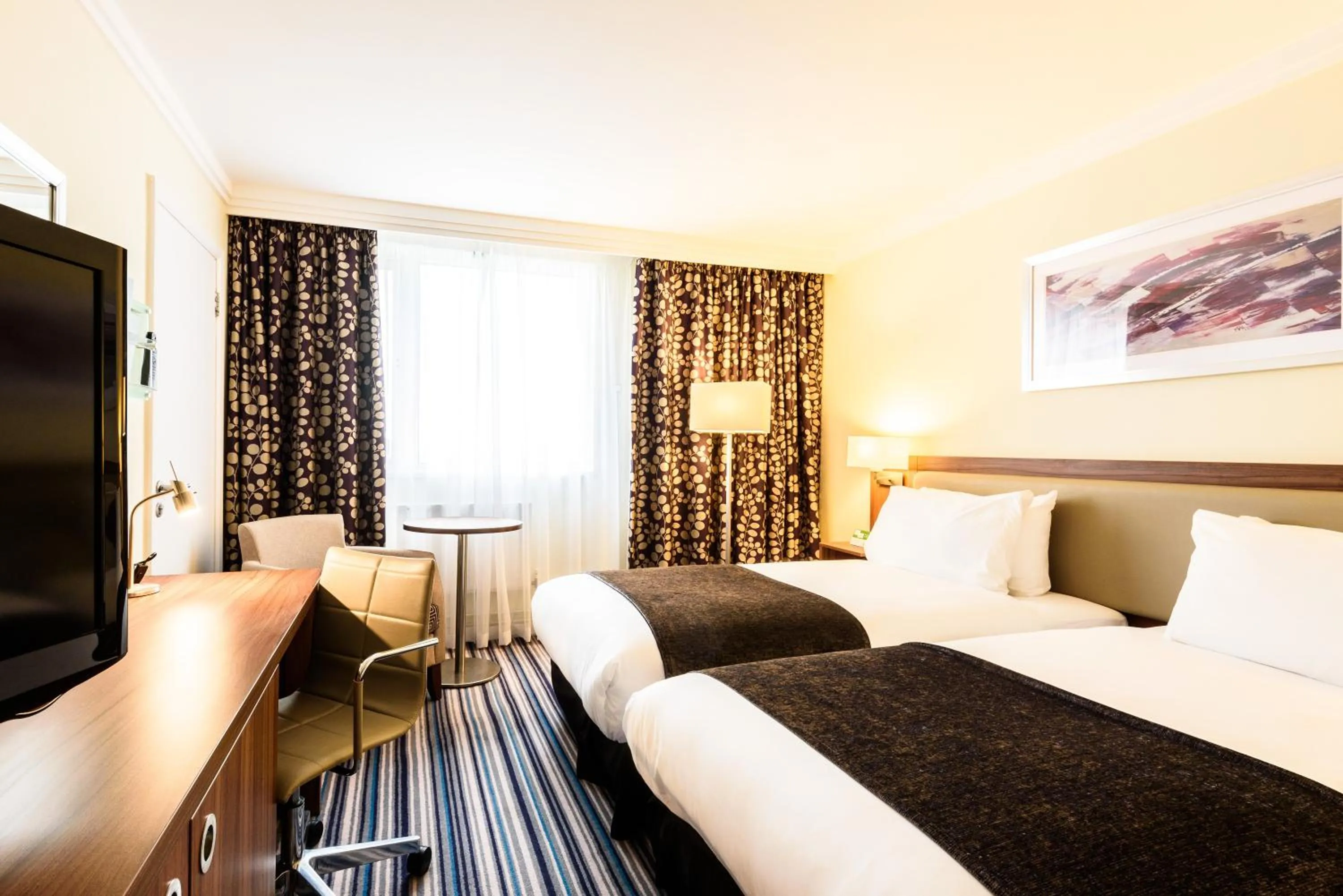 Photo of the whole room, Bed in Holiday Inn Portsmouth by IHG
