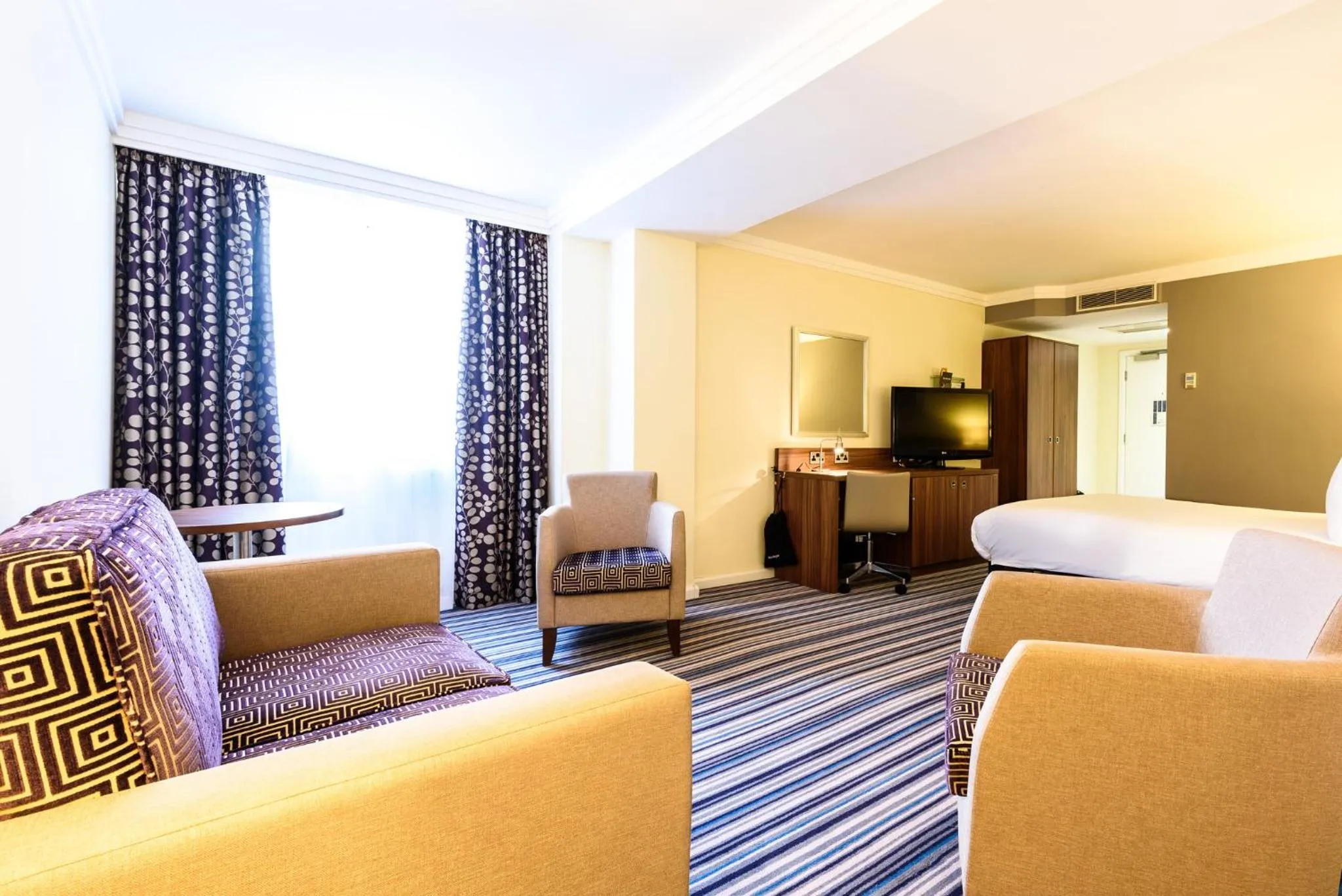 Photo of the whole room, Bed in Holiday Inn Portsmouth by IHG