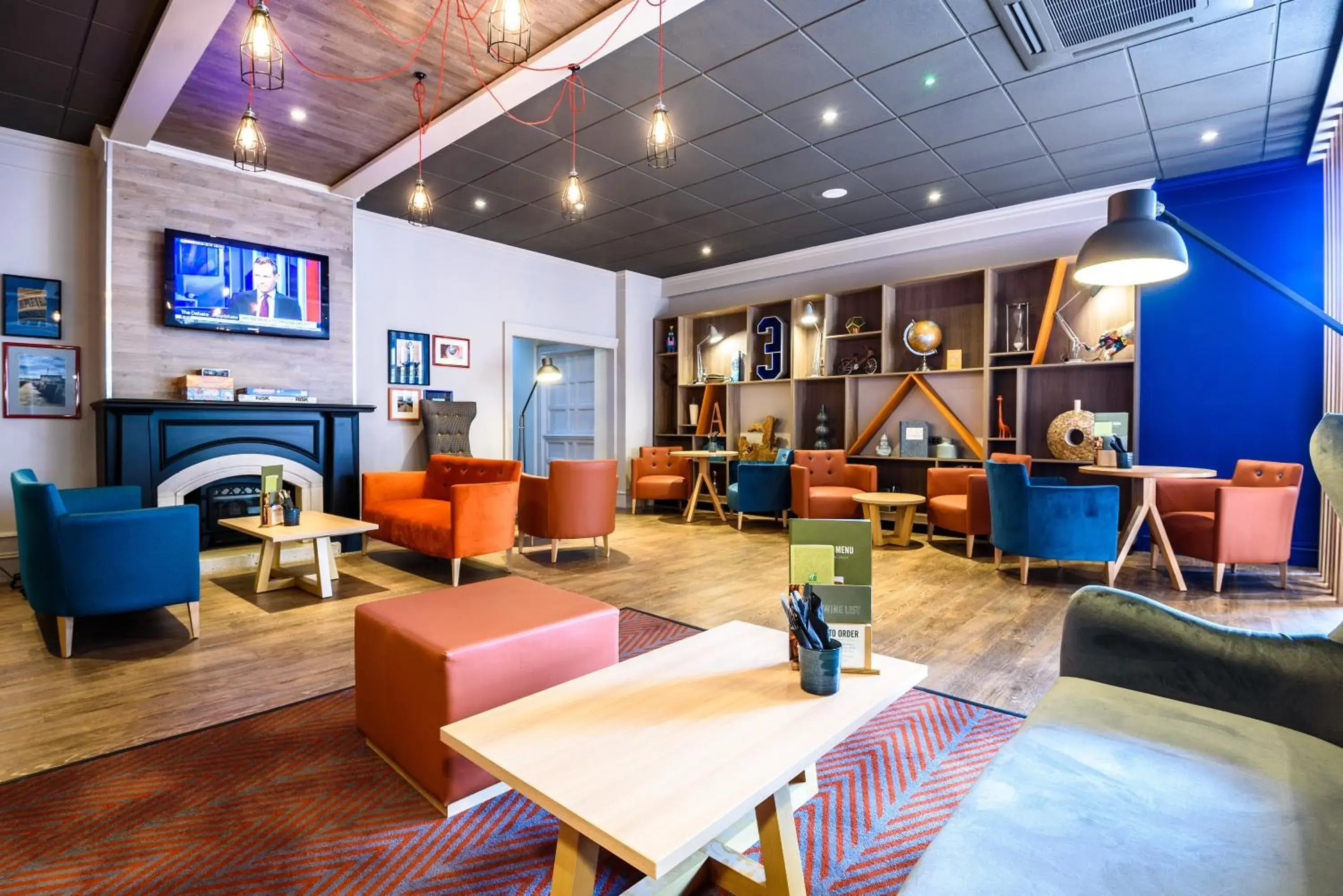 Lounge or bar in Holiday Inn Portsmouth by IHG Lounge or bar in Holiday Inn Portsmouth by IHG