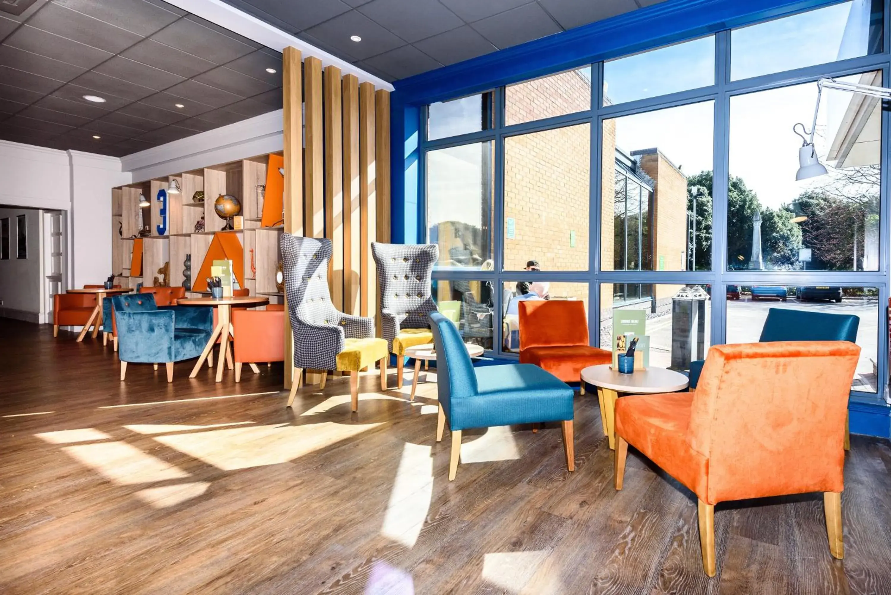 Lounge or bar in Holiday Inn Portsmouth by IHG Lounge or bar in Holiday Inn Portsmouth by IHG