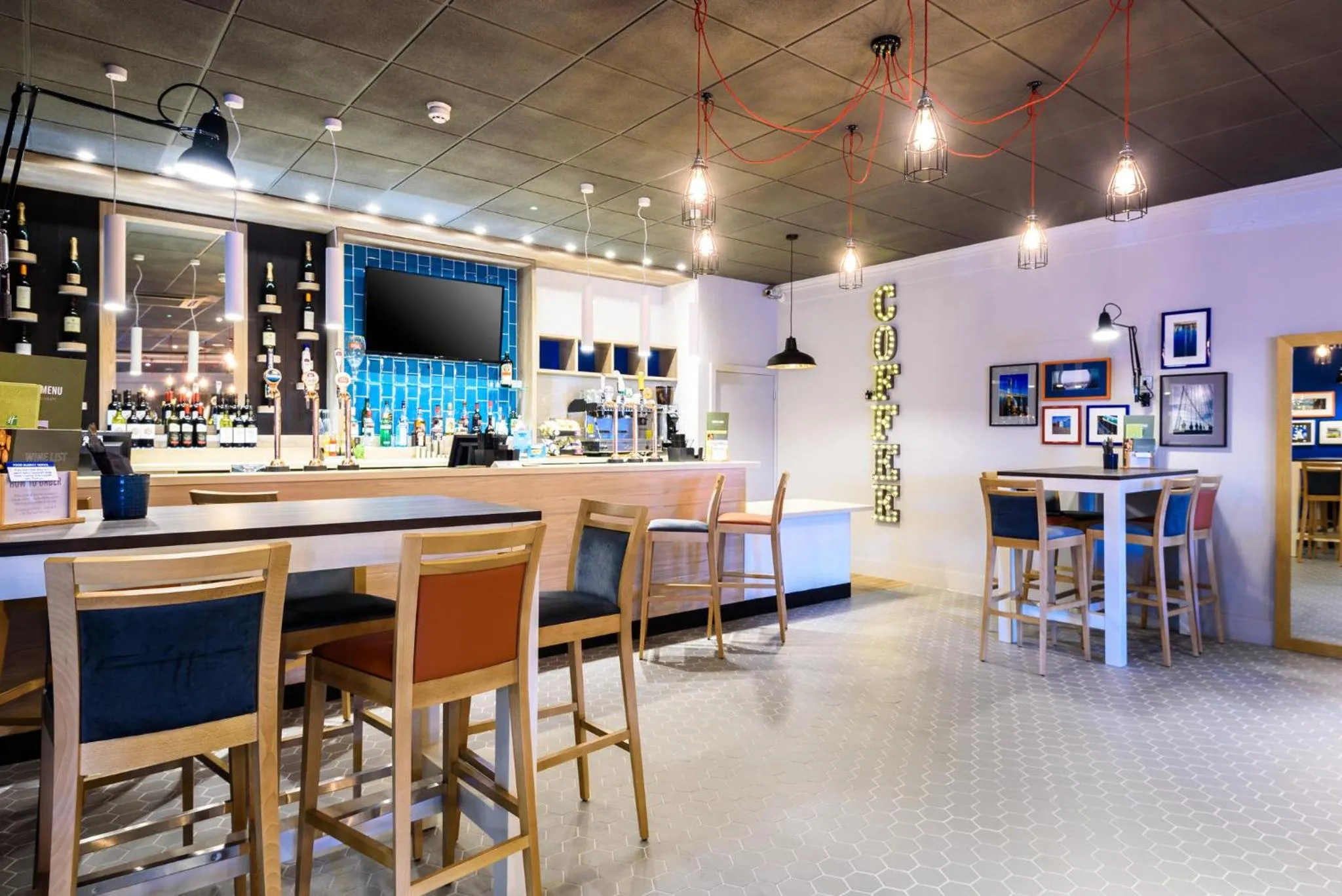 Lounge or bar in Holiday Inn Portsmouth by IHG