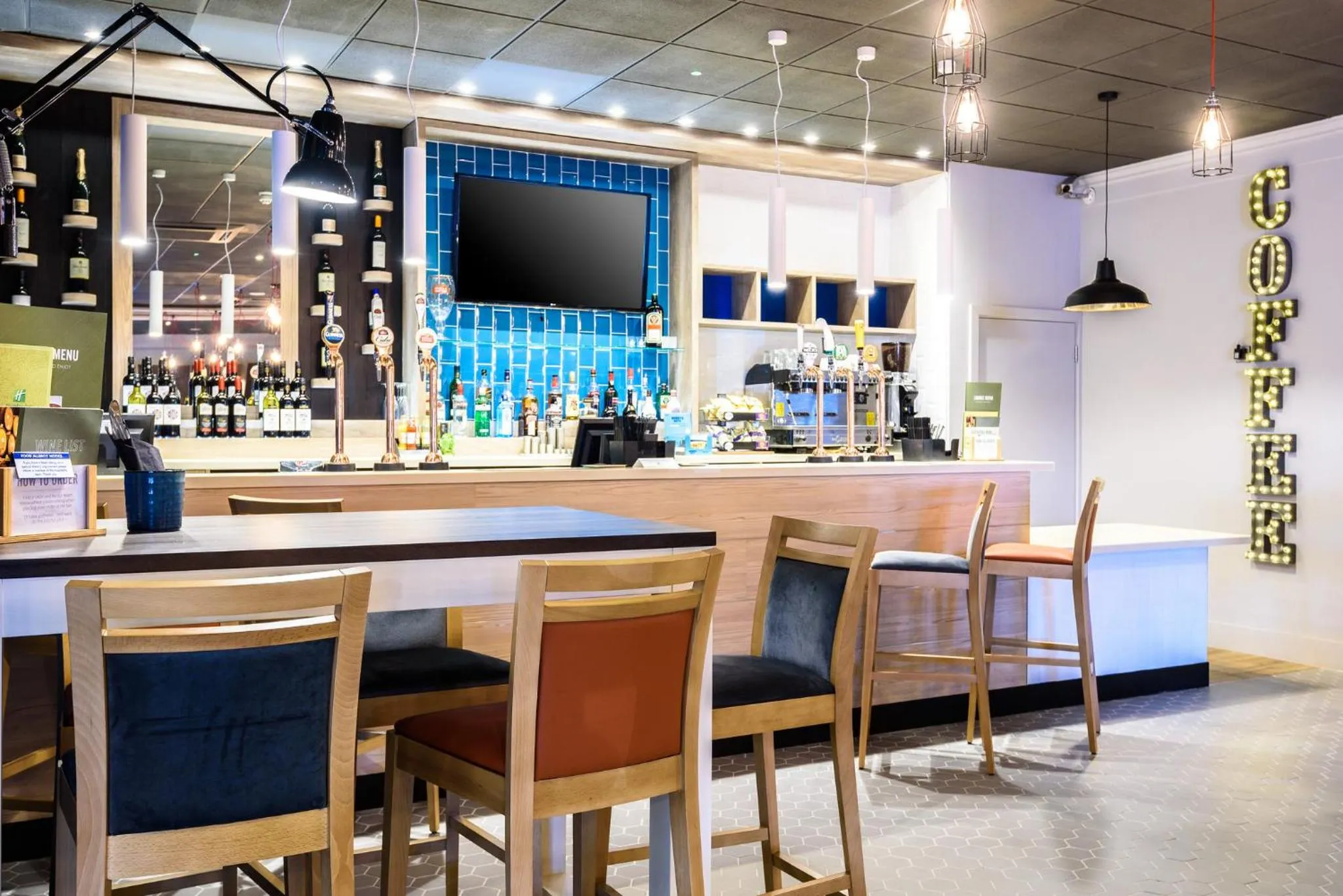 Lounge or bar in Holiday Inn Portsmouth by IHG