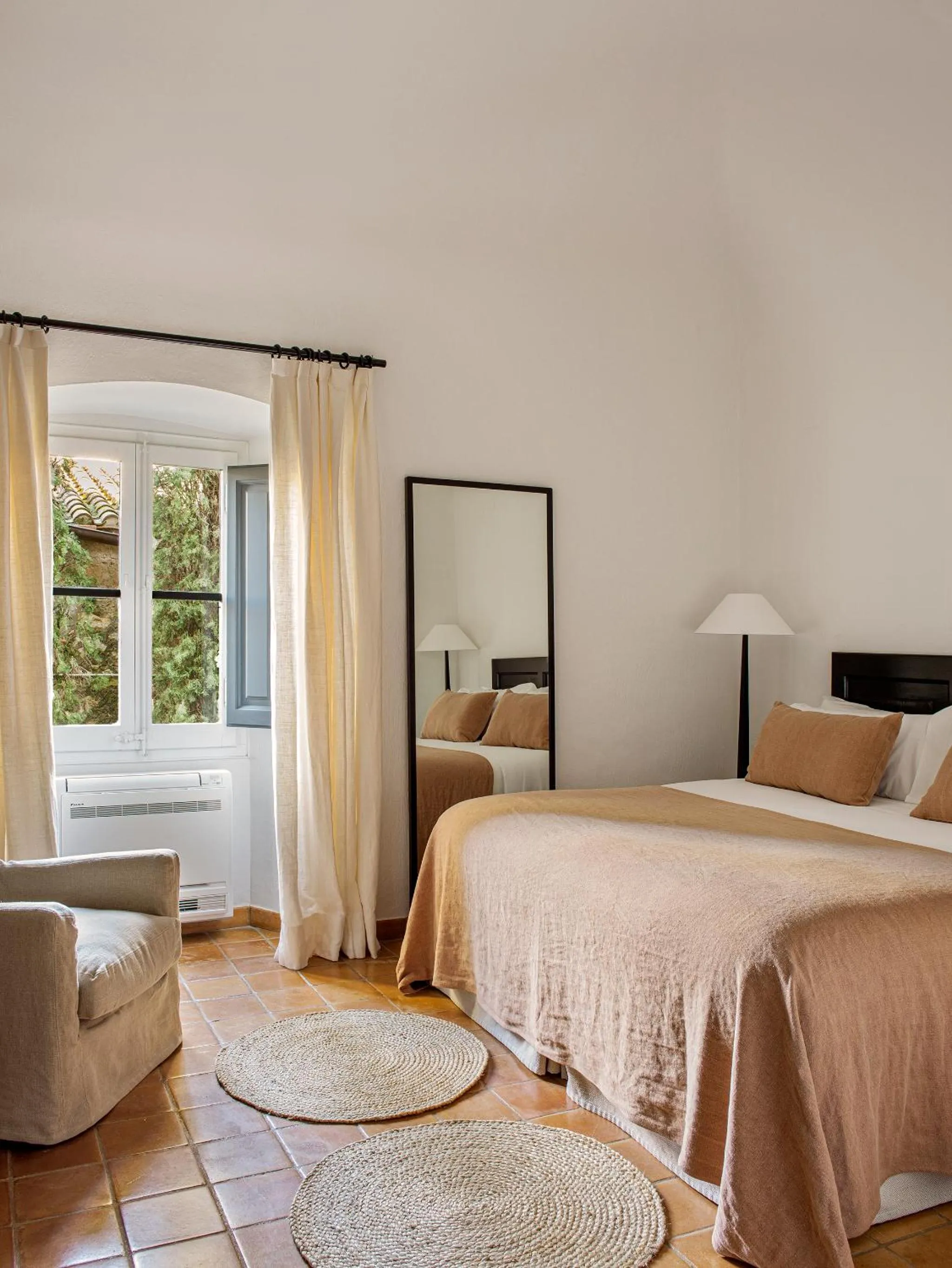 Bed in Mas de Torrent Hotel & Spa, Relais & Châteaux