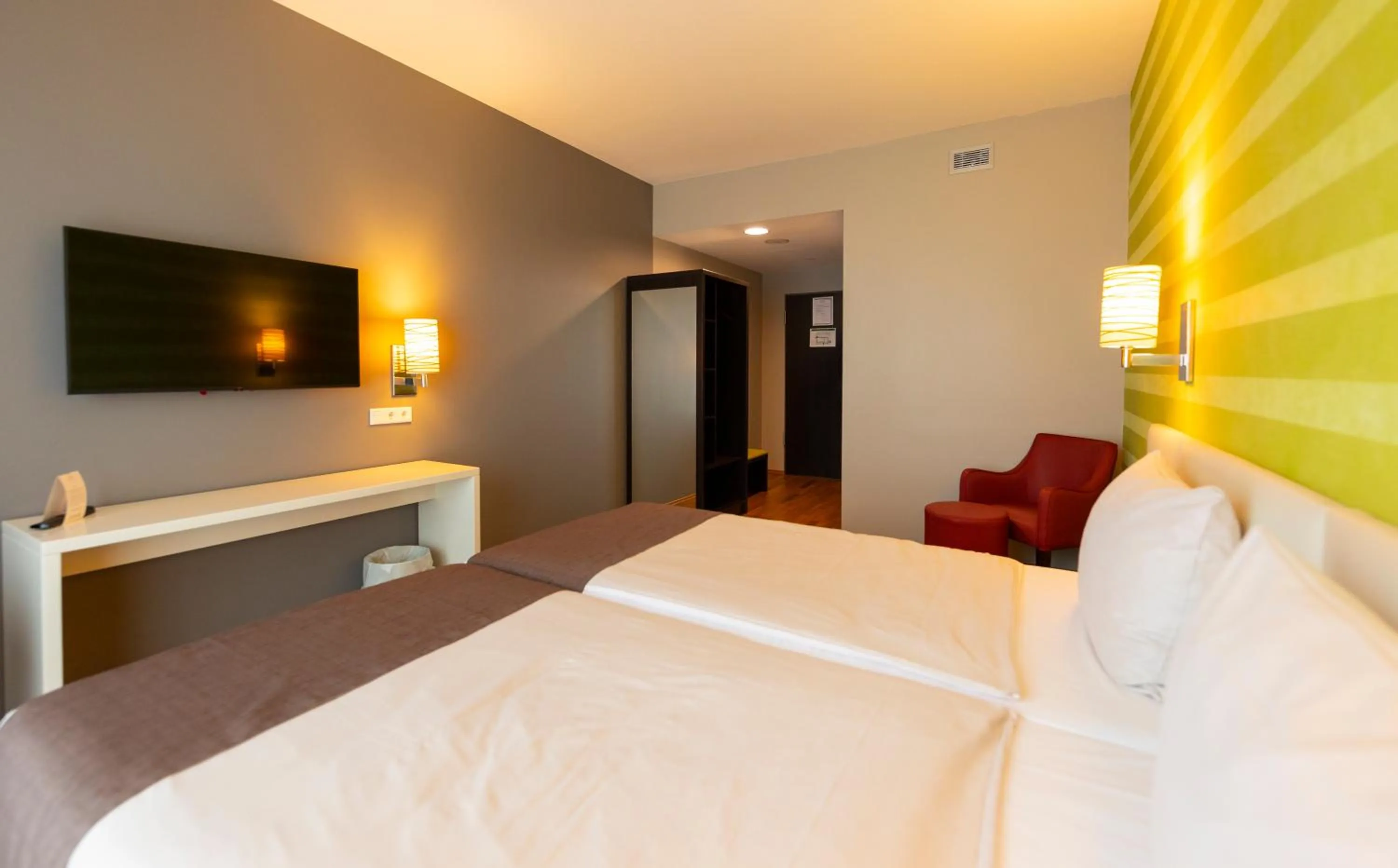 Photo of the whole room, Bed in Kedi Hotel Papenburg