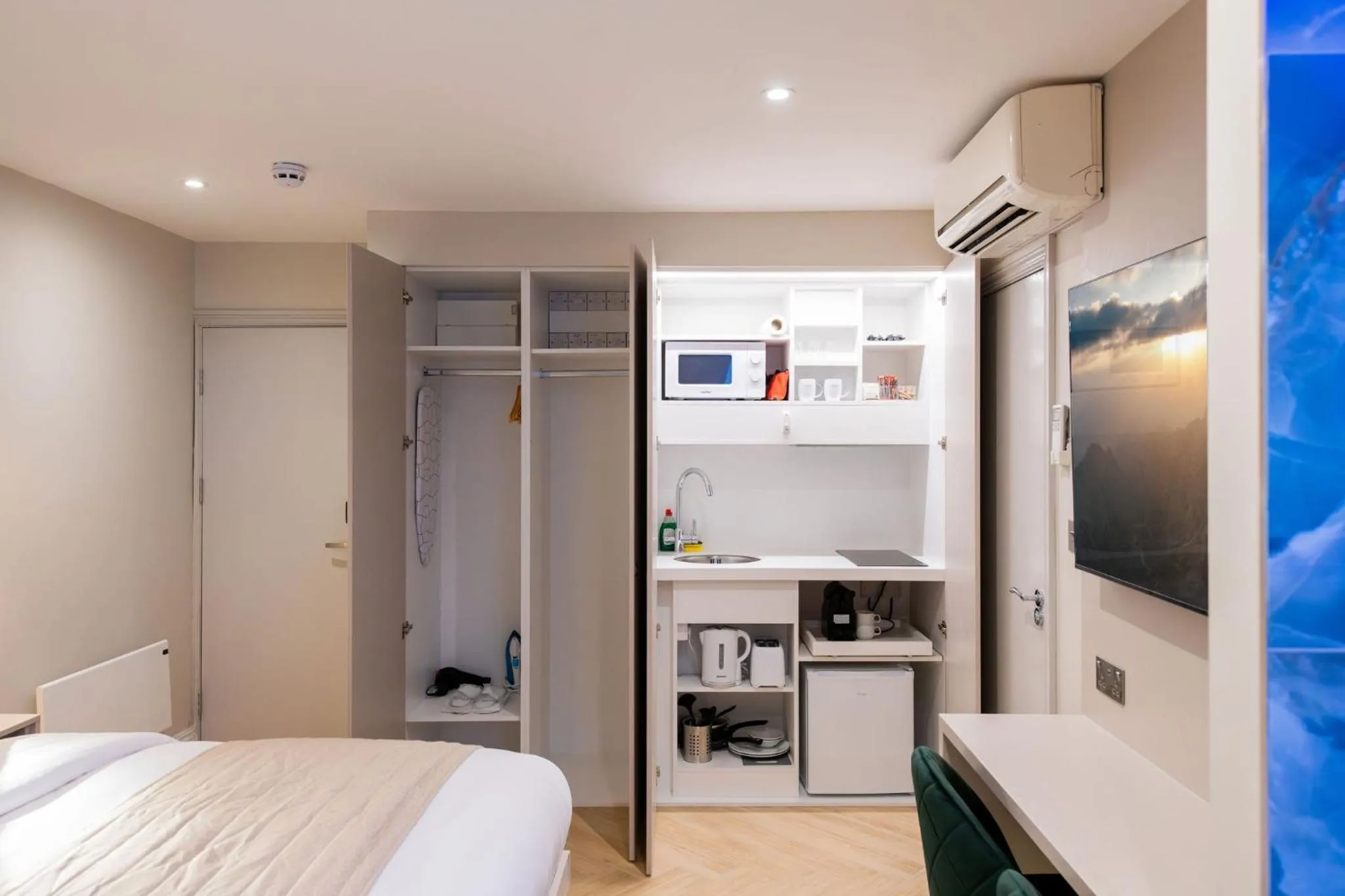 Kitchen or kitchenette, Bed in NOX West Hampstead