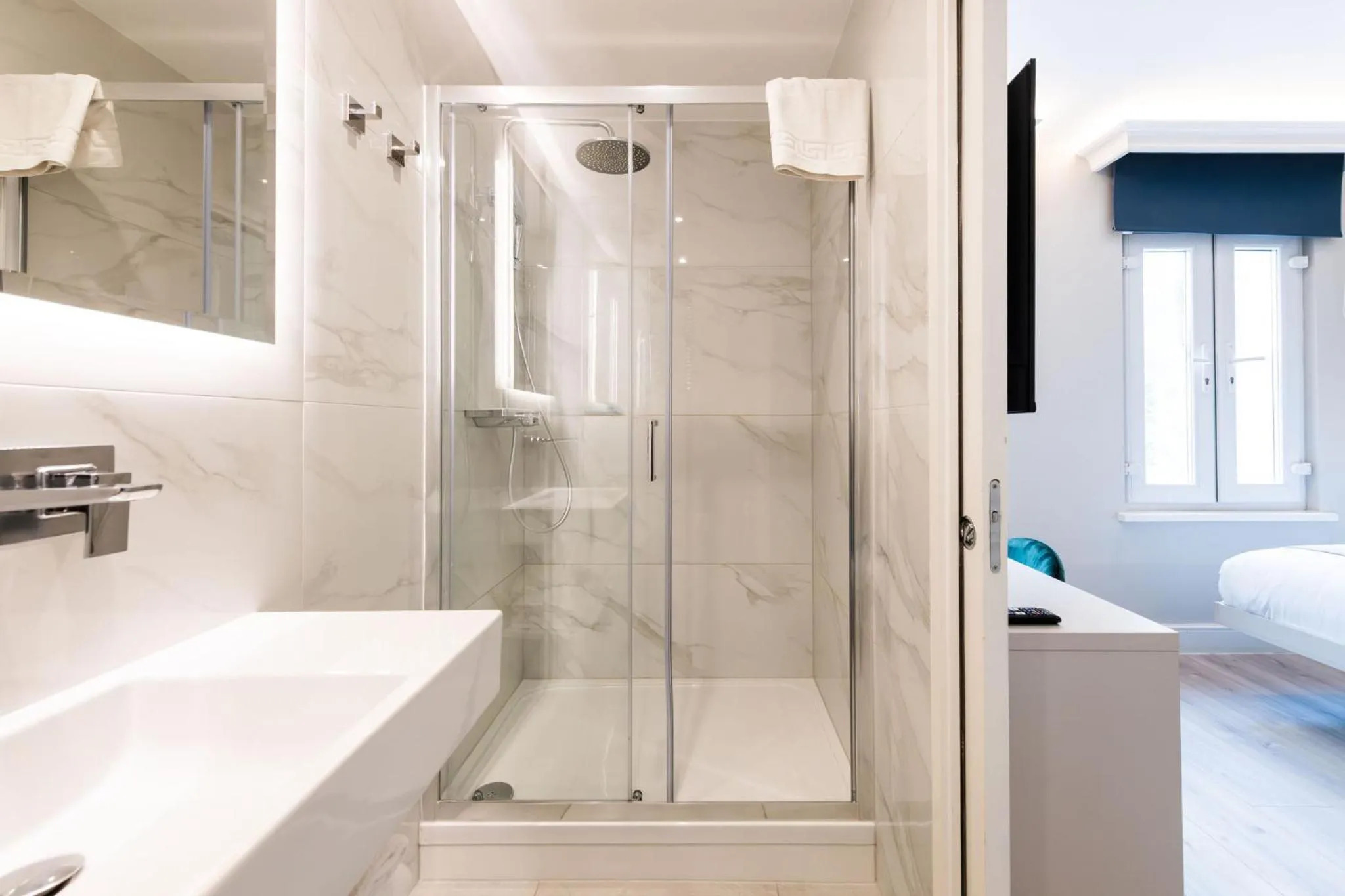 Bathroom, Bed in NOX West Hampstead