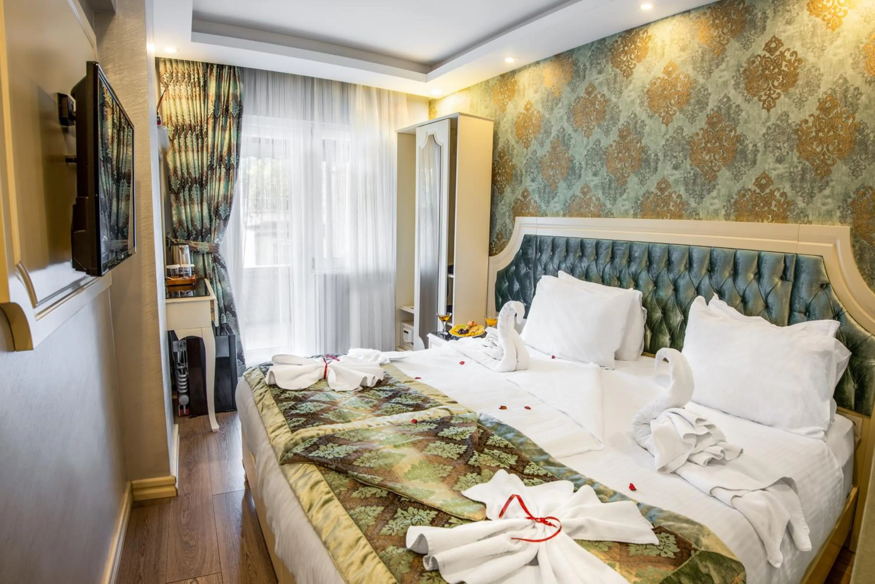 Photo of the whole room, Bed in Sirkeci Ersu Hotel & SPA