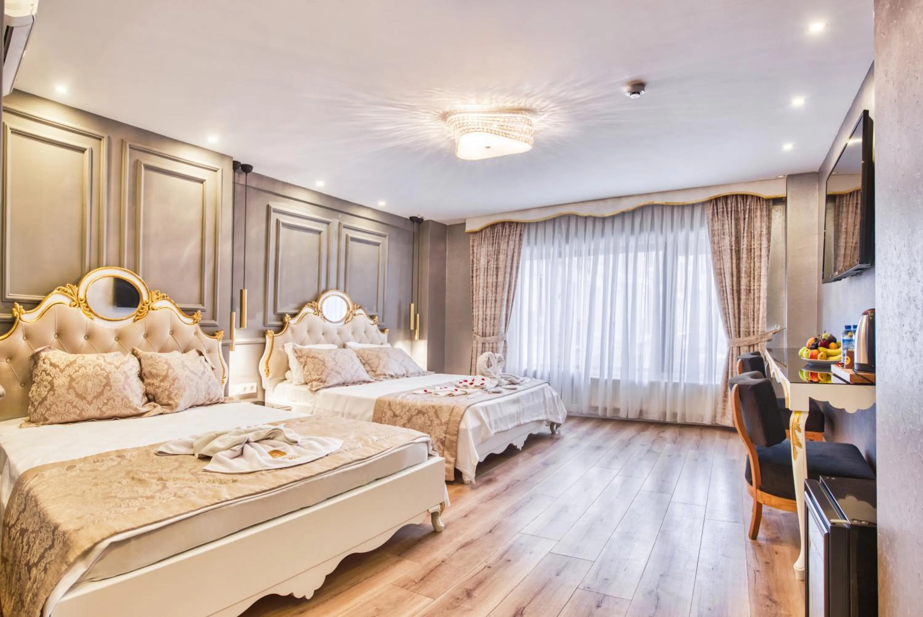 Photo of the whole room, Bed in Sirkeci Ersu Hotel & SPA