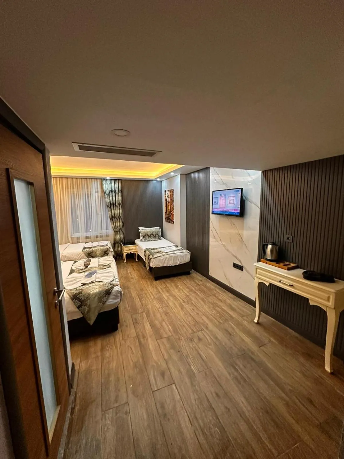 Communal lounge/ TV room, Bed in Sirkeci Ersu Hotel & SPA