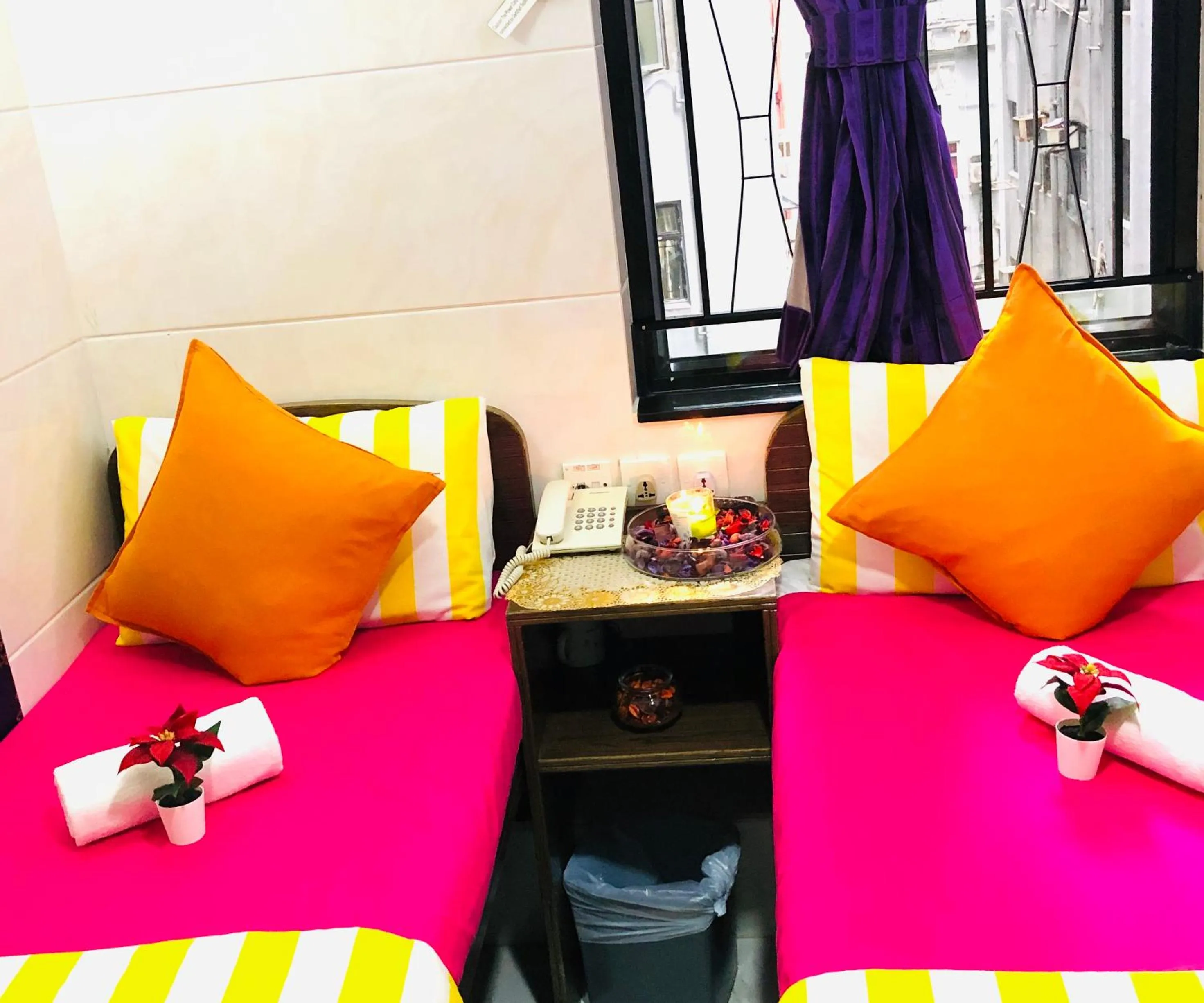 cot, Bed in Delta Lounge