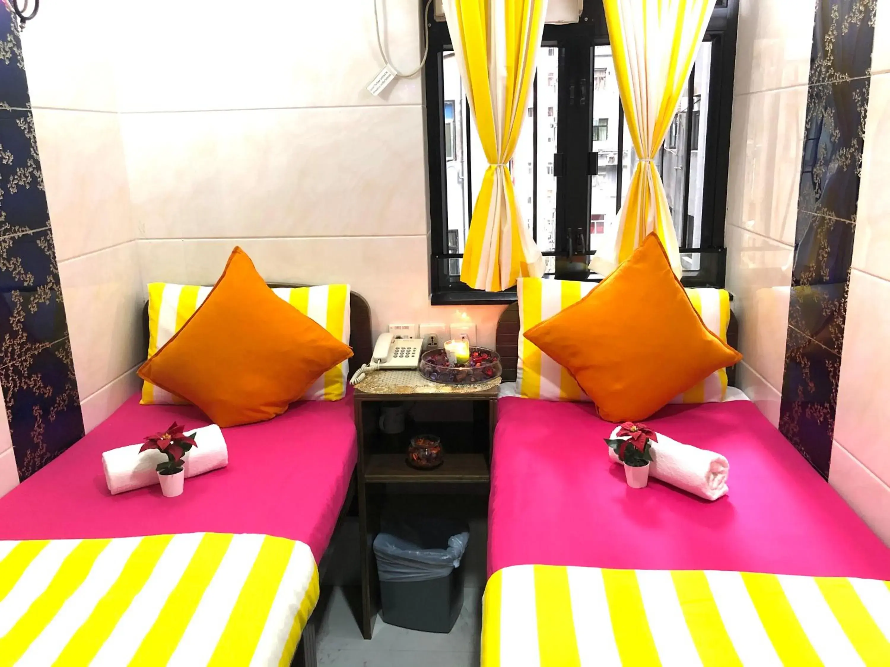 cot, Bed in Delta Lounge cot, Bed in Delta Lounge