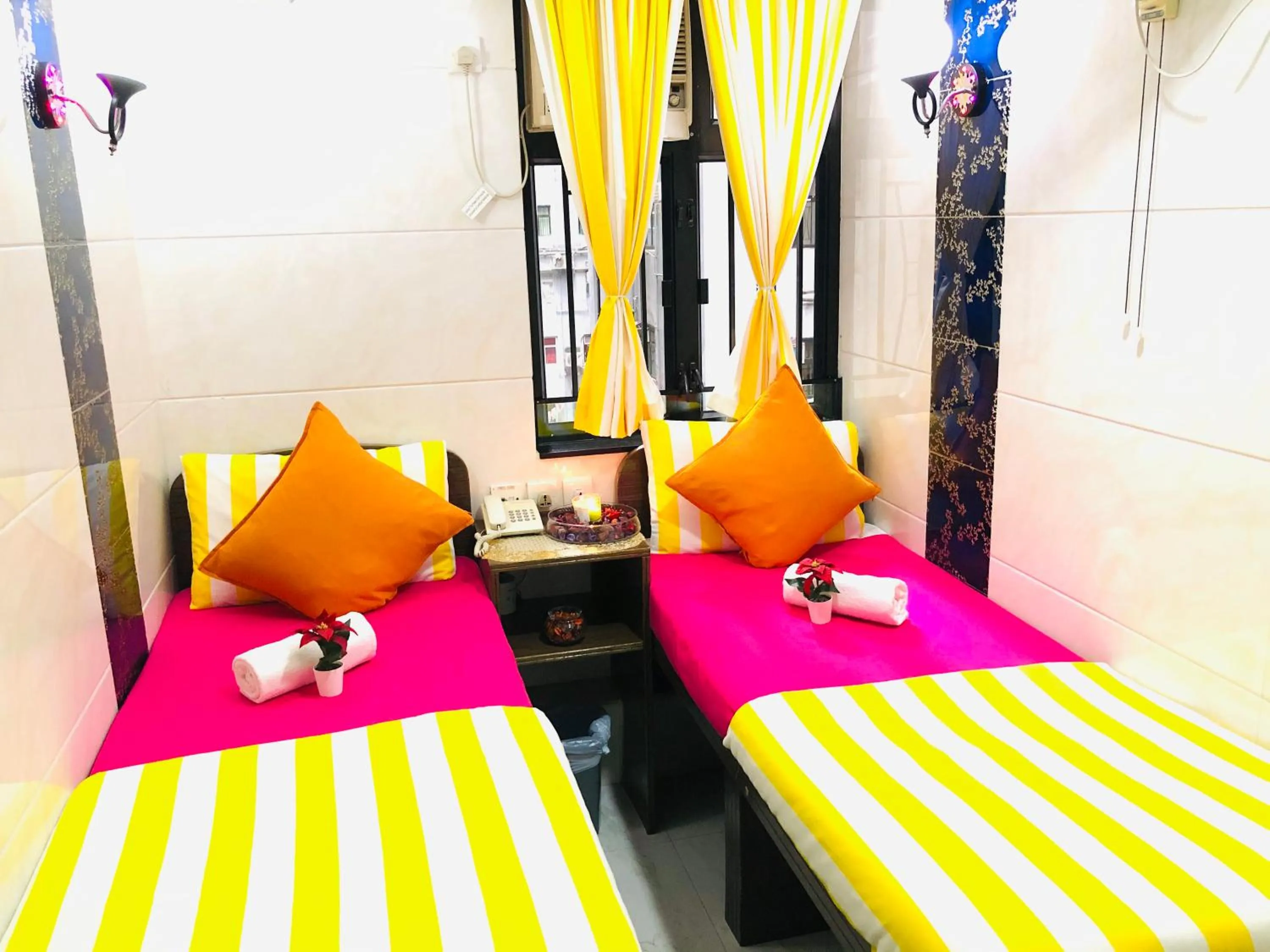 cot, Bed in Delta Lounge