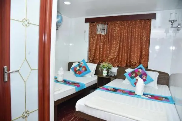 Shower, Bed in Delta Lounge