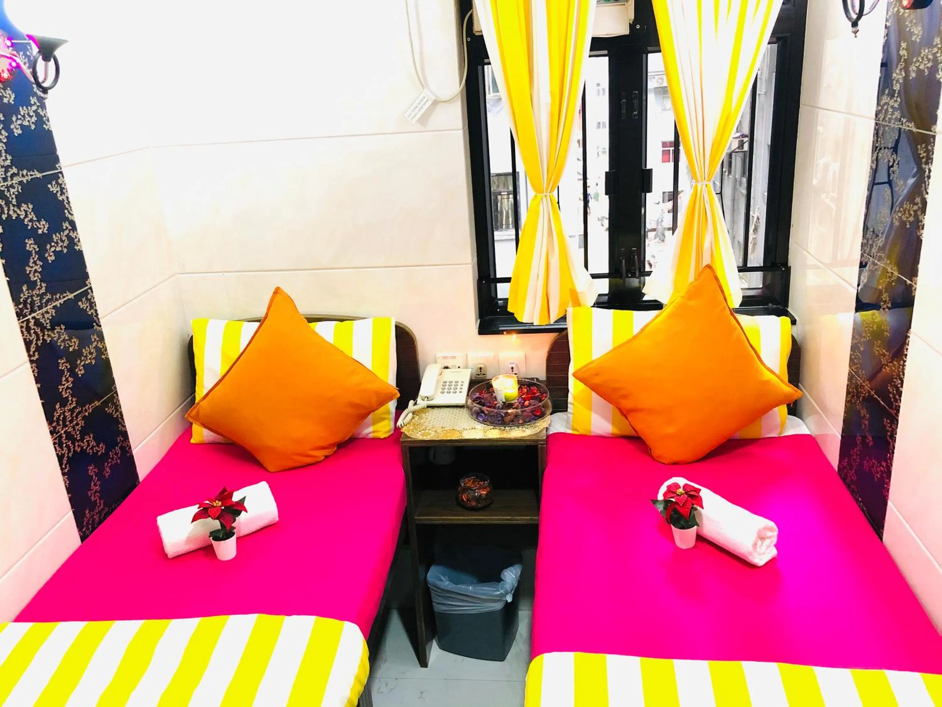 cot, Bed in Delta Lounge