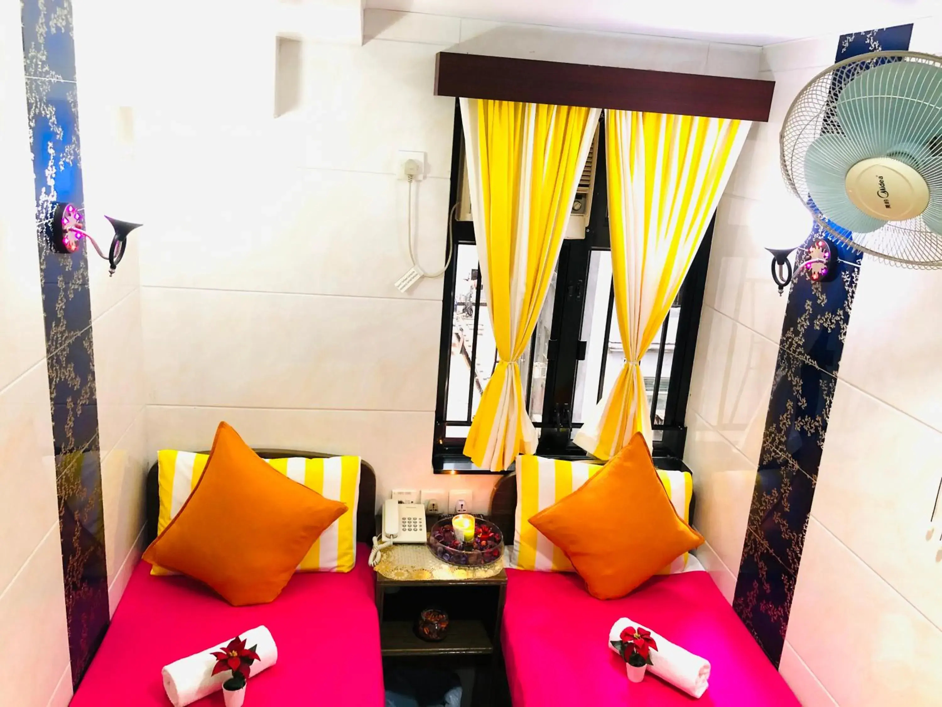 cot, Bed in Delta Lounge cot, Bed in Delta Lounge