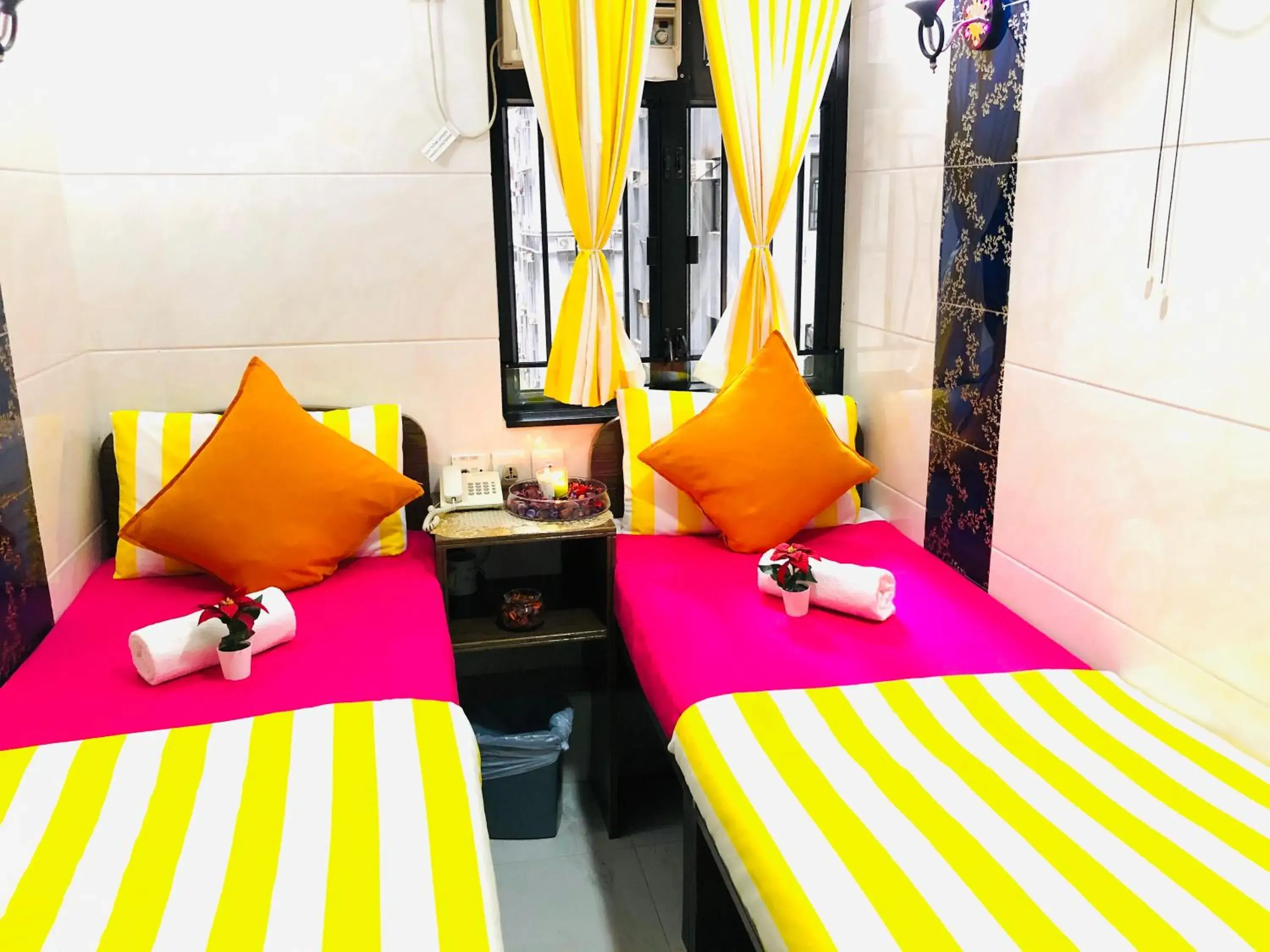 cot, Bed in Delta Lounge cot, Bed in Delta Lounge