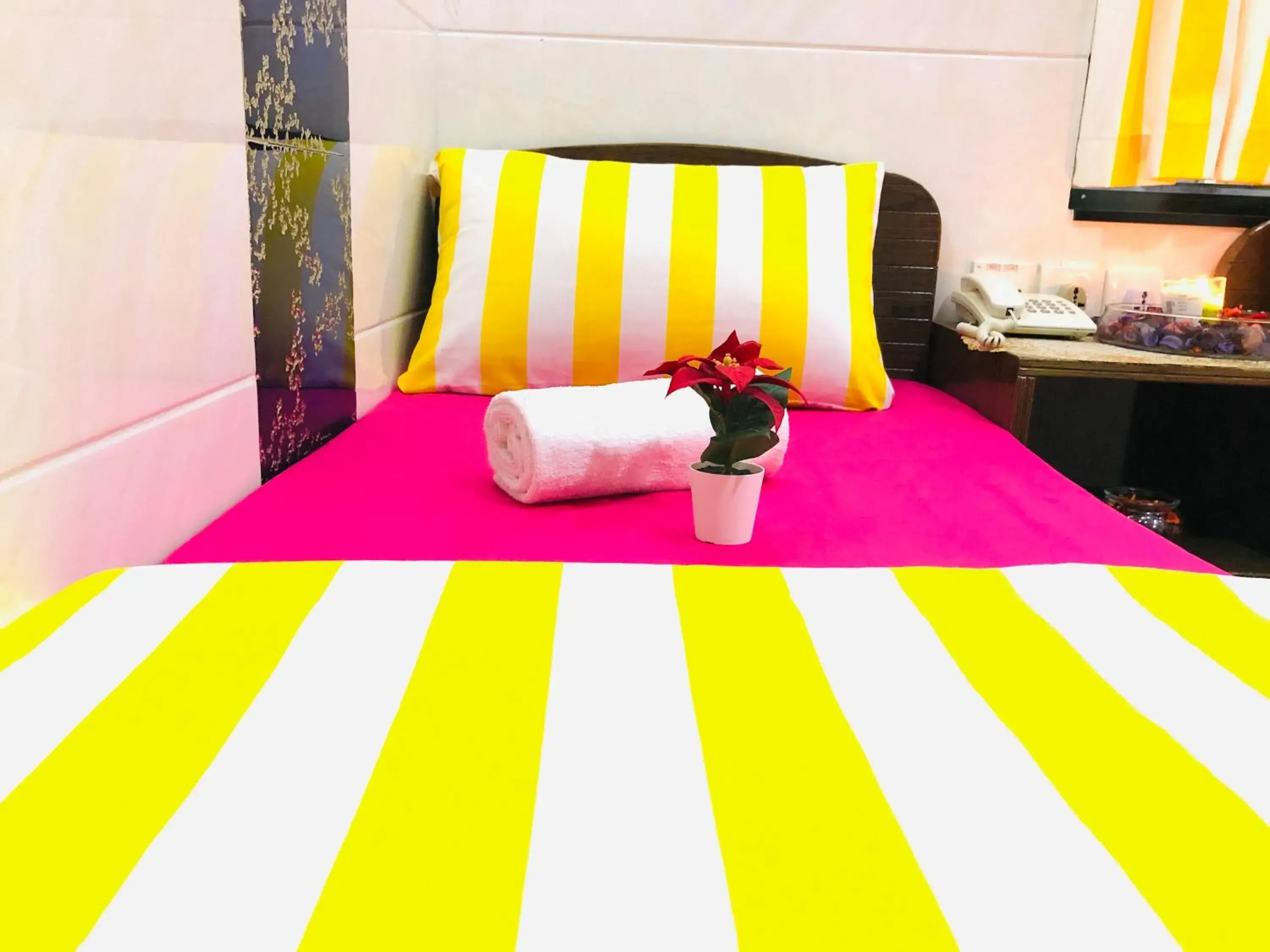 cot, Bed in Delta Lounge cot, Bed in Delta Lounge