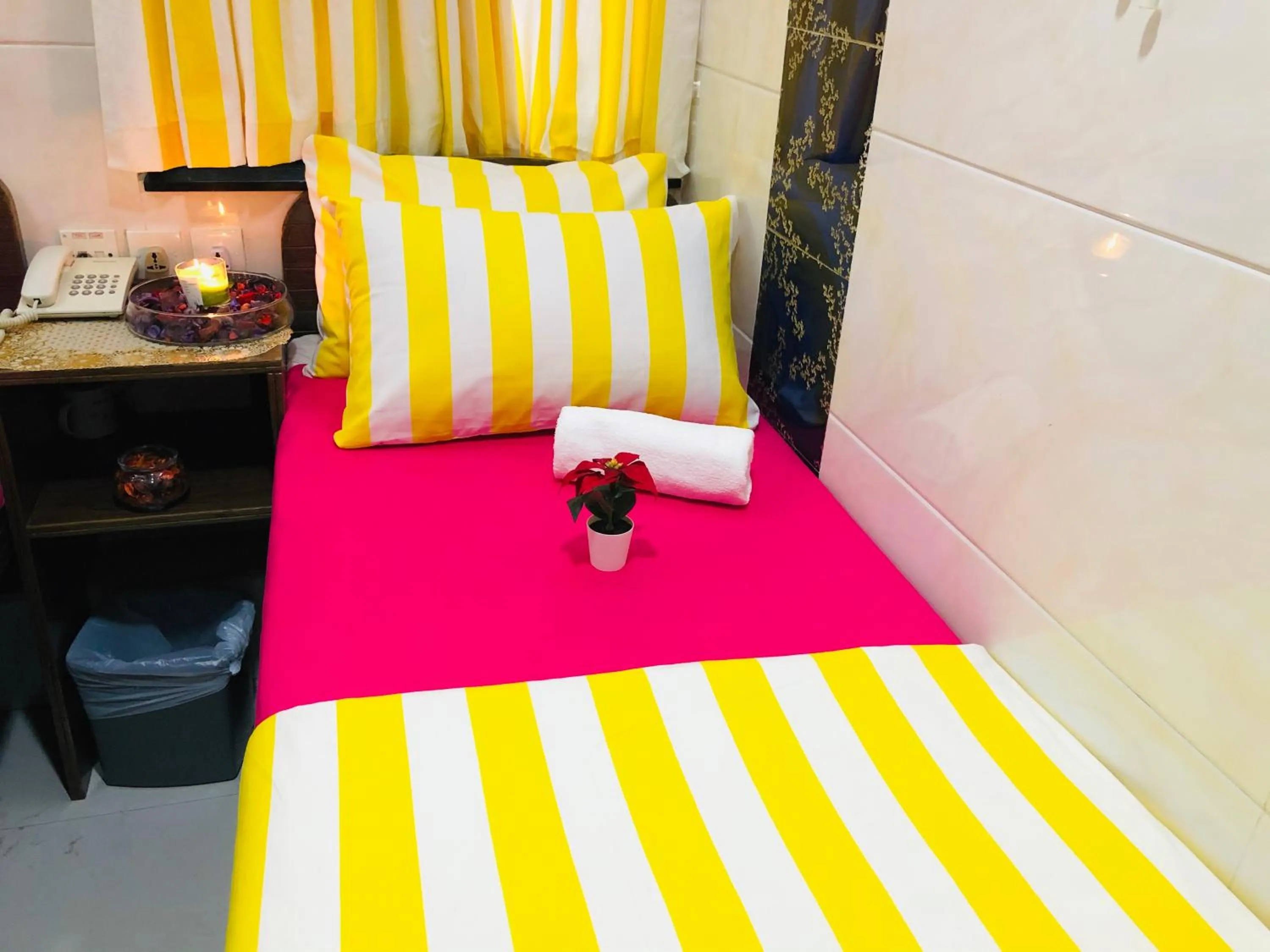 cot, Bed in Delta Lounge