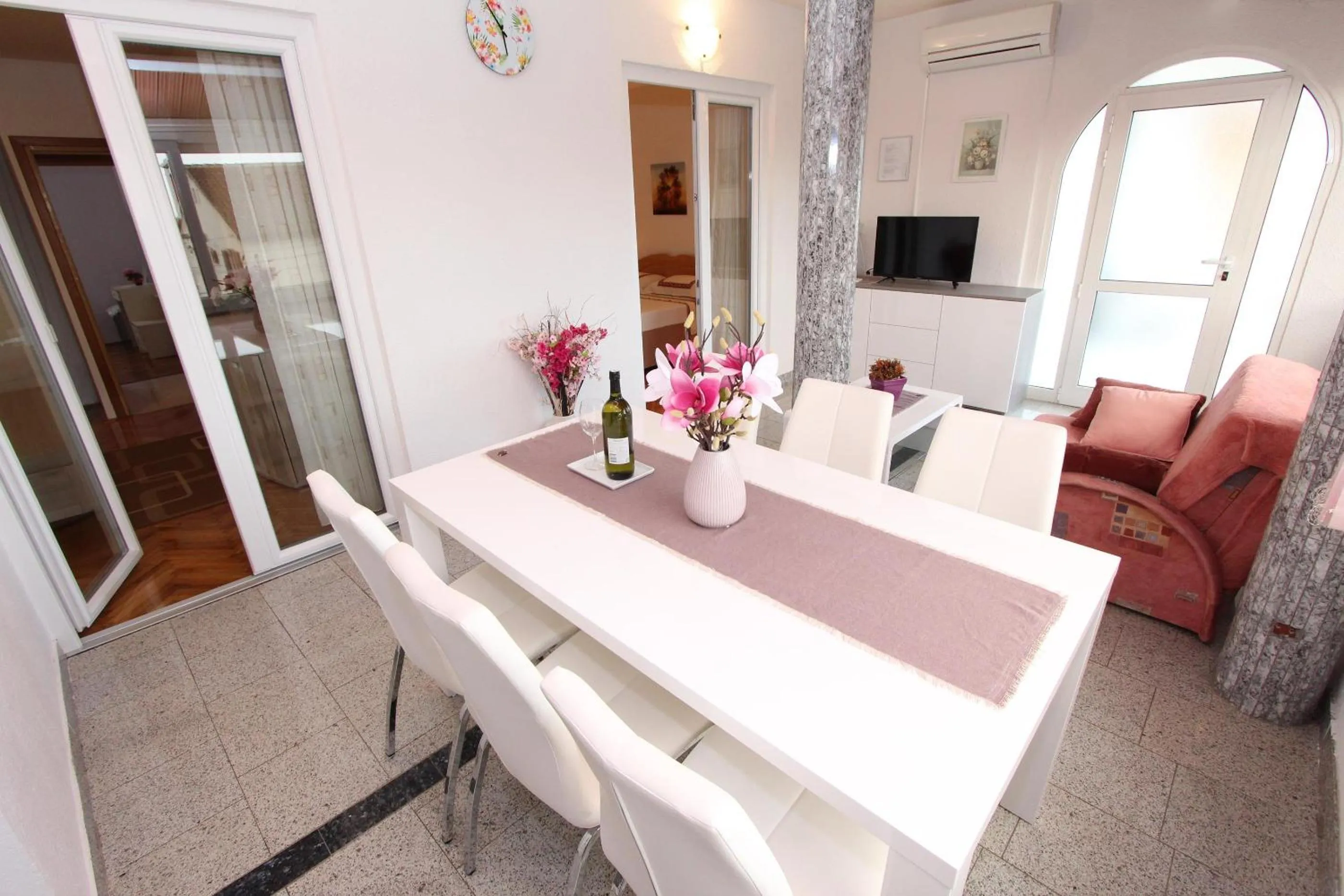 Dining area in Apartments Divna