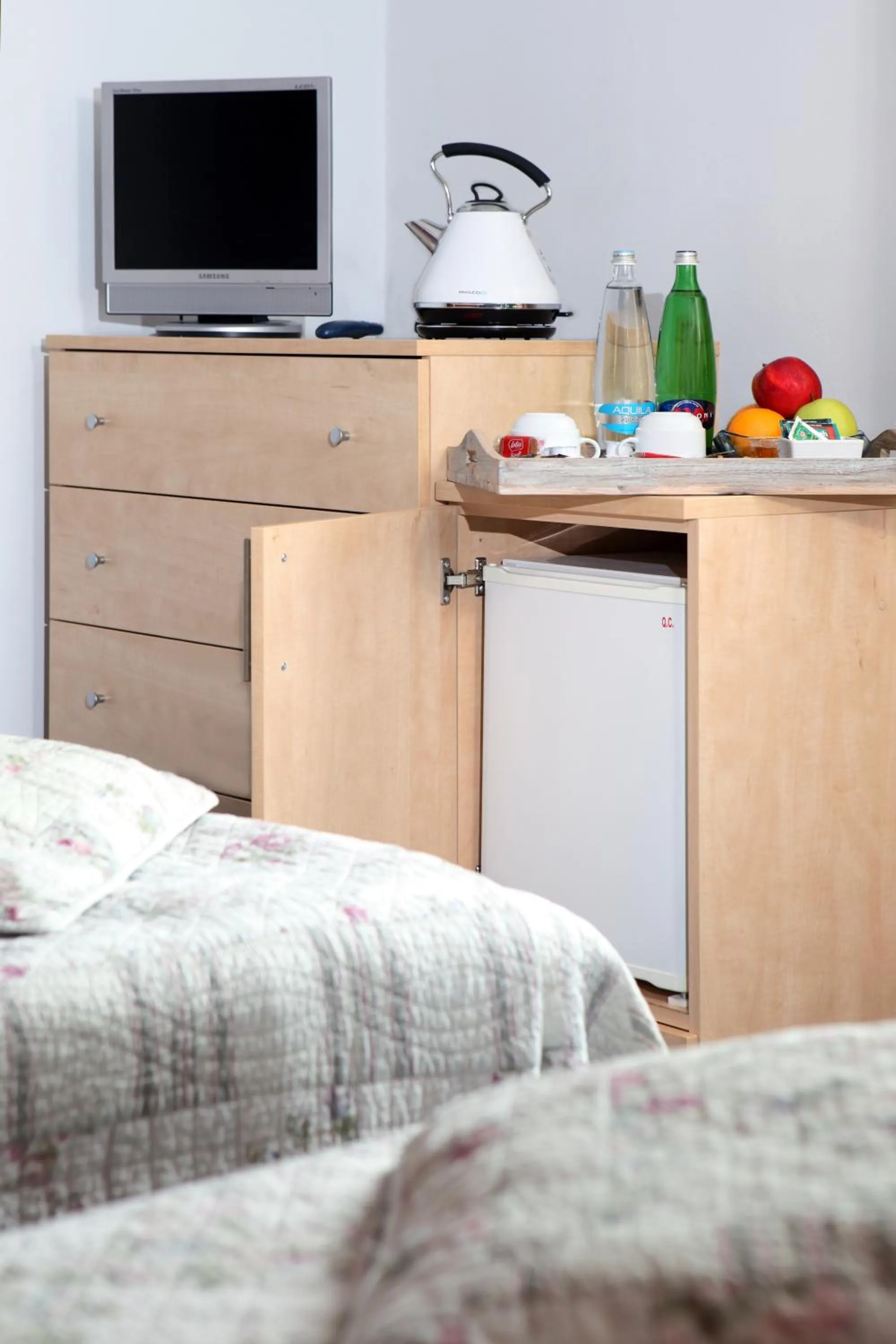 Coffee/tea facilities, Bed in Hotel Chvalská Tvrz