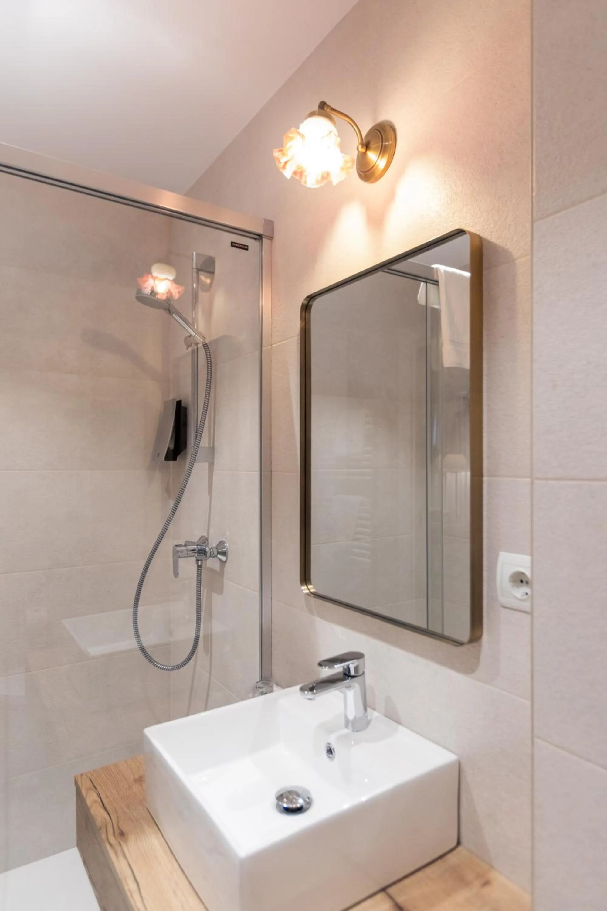 Shower in Le Petit Boutique Hotel