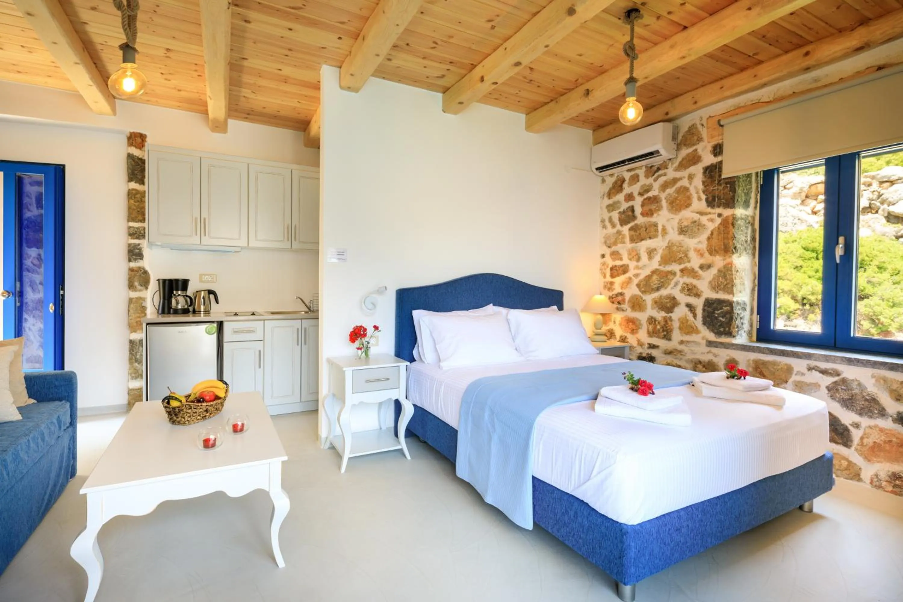 Kitchen or kitchenette, Bed in Molos Apartments