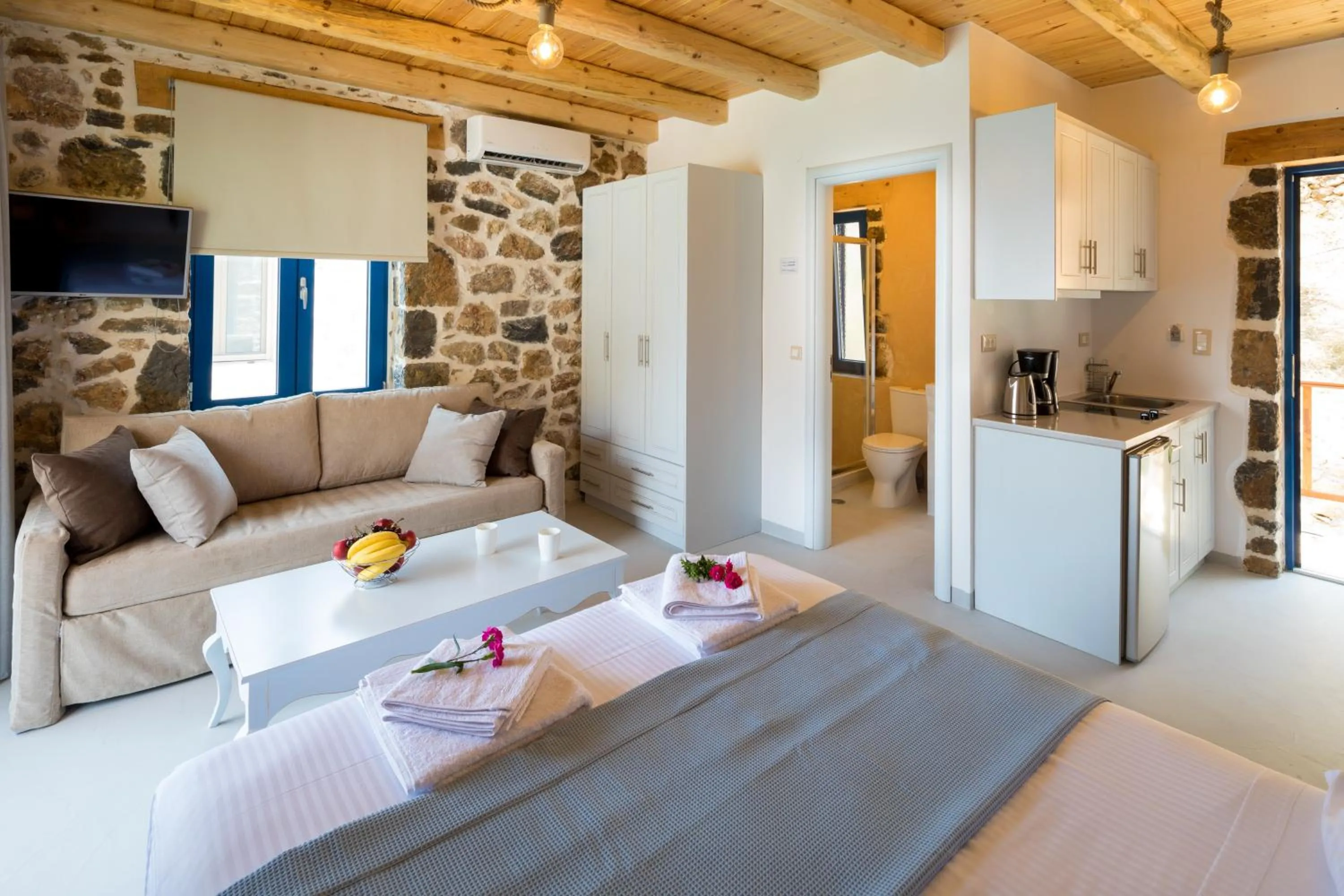 Kitchen or kitchenette in Molos Apartments