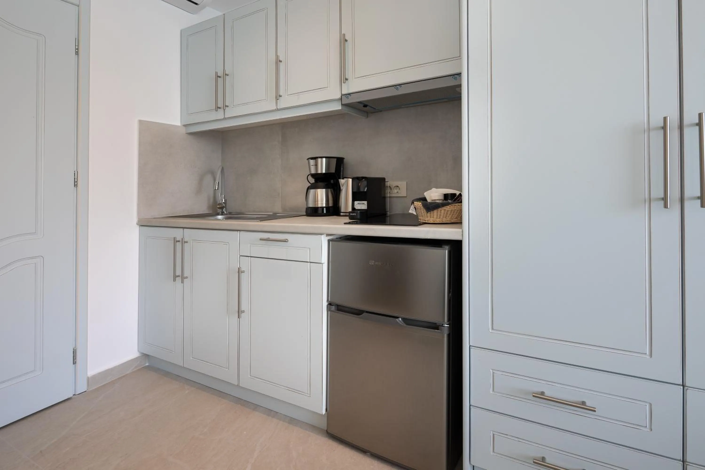 Coffee/tea facilities in Molos Apartments