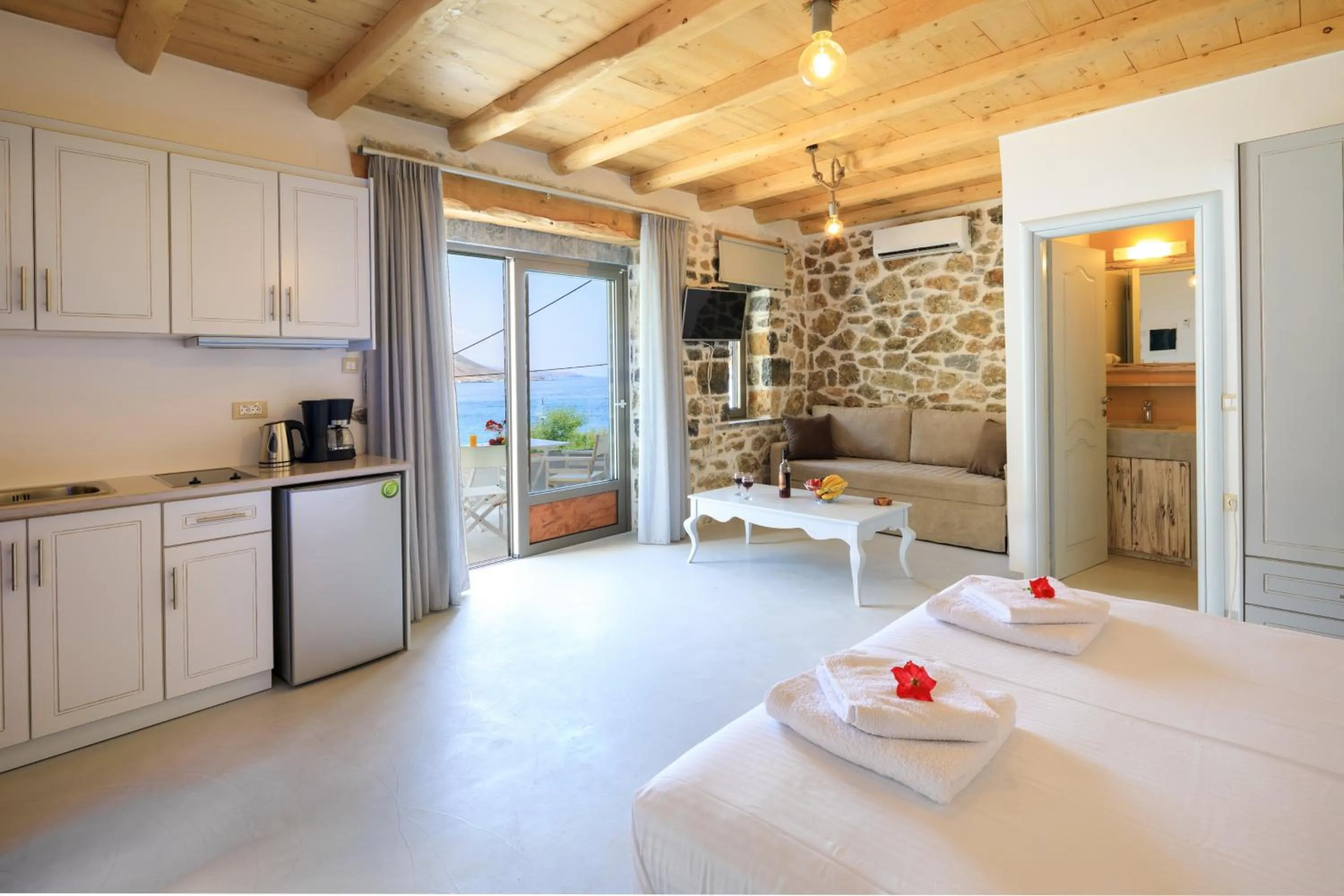Kitchen or kitchenette in Molos Apartments