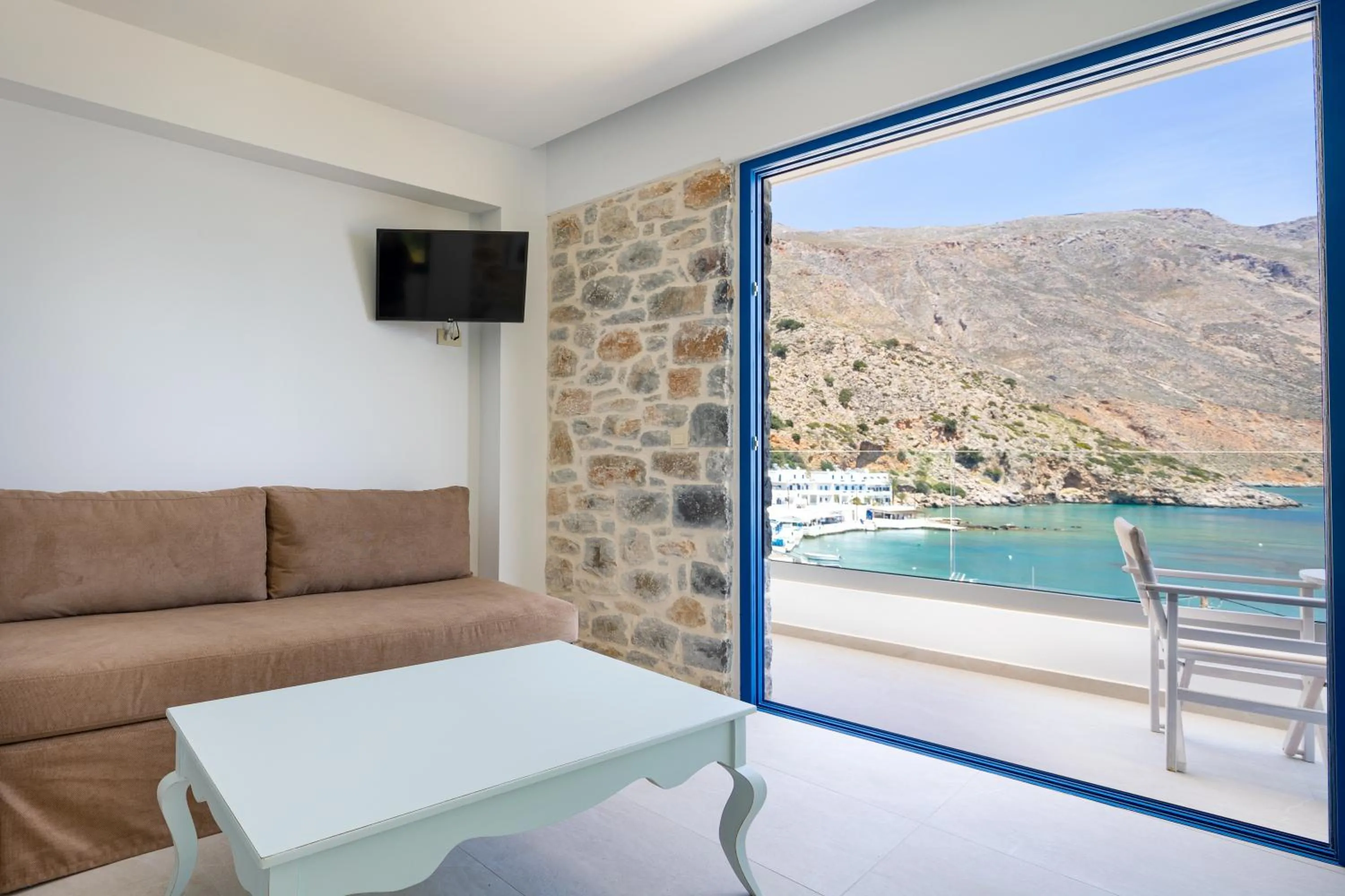 TV and multimedia in Molos Apartments