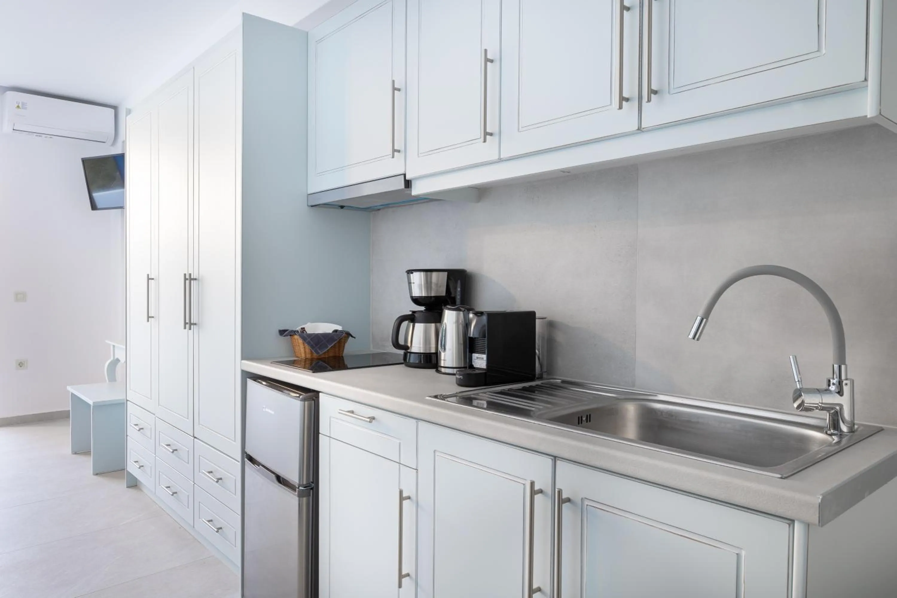Coffee/tea facilities in Molos Apartments