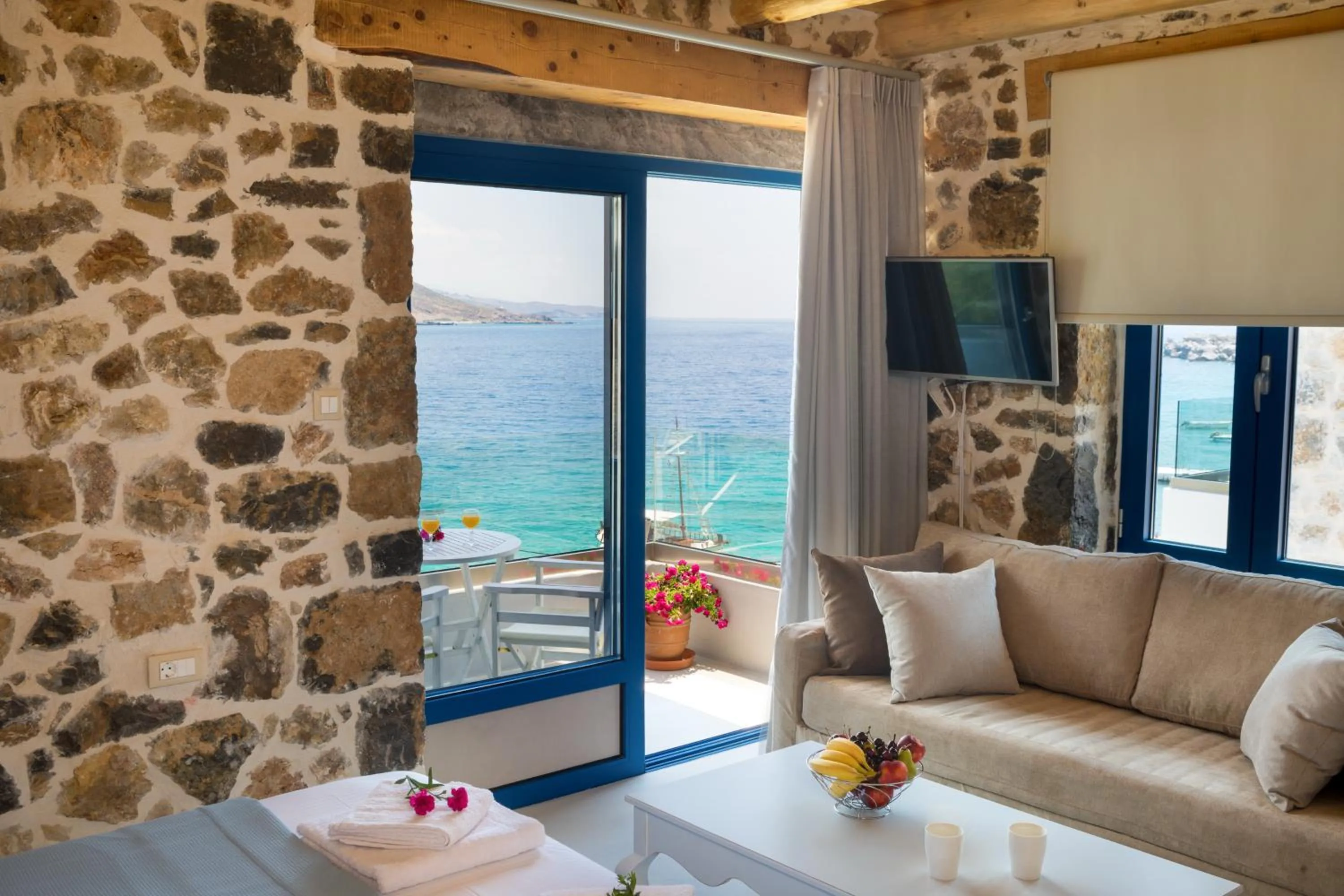 TV and multimedia in Molos Apartments