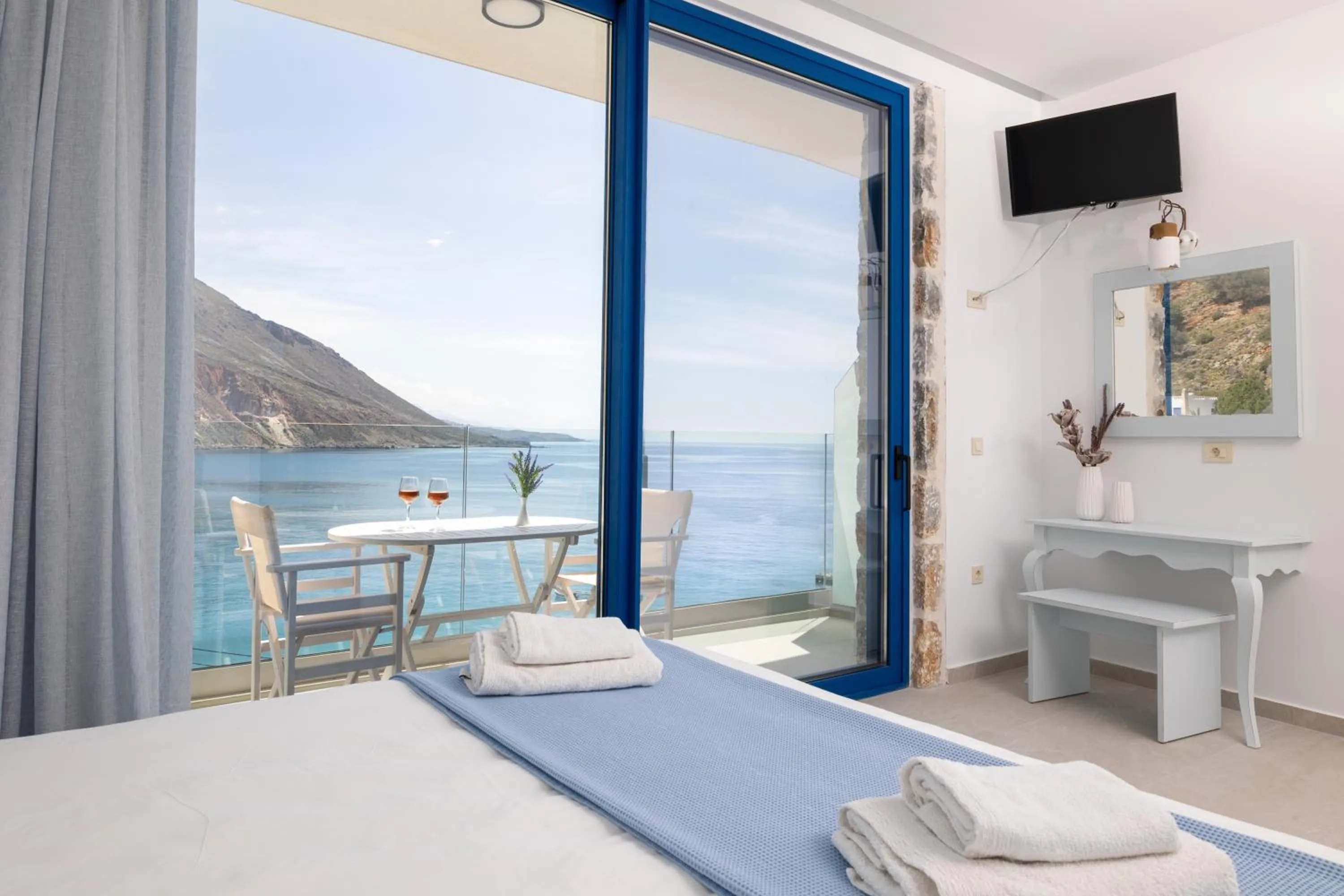 TV and multimedia, Bed in Molos Apartments