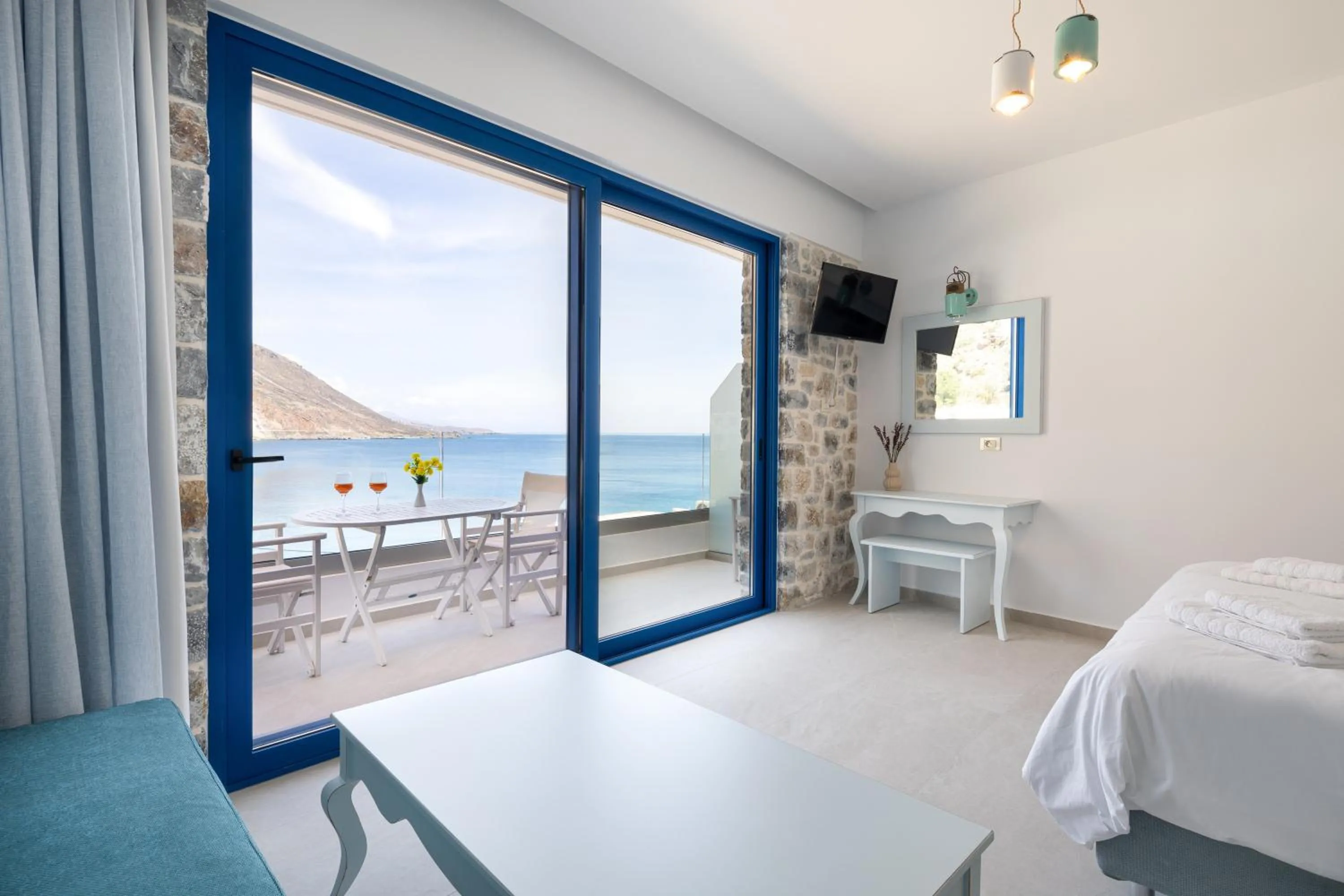 TV and multimedia, Bed in Molos Apartments