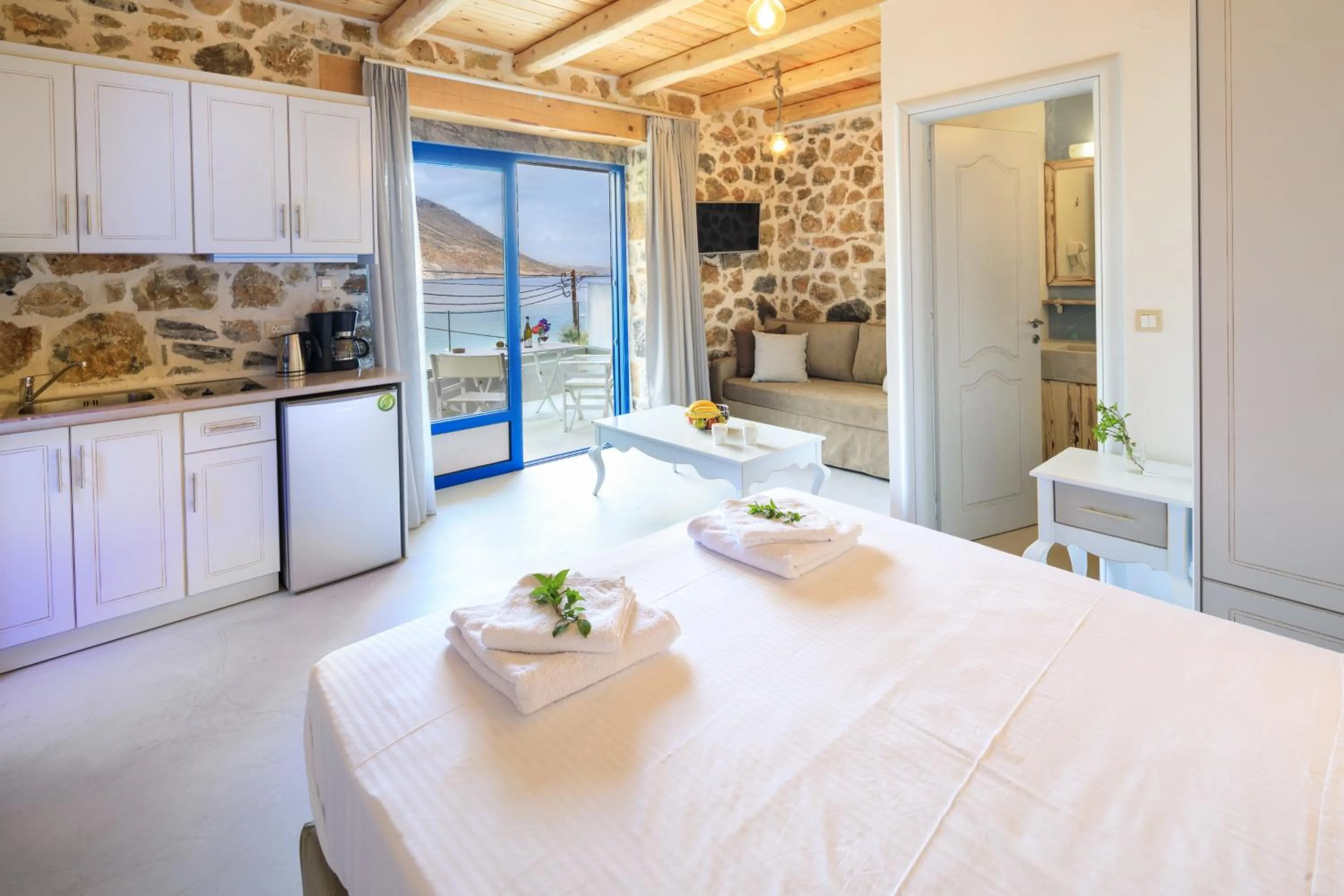 Kitchen or kitchenette in Molos Apartments