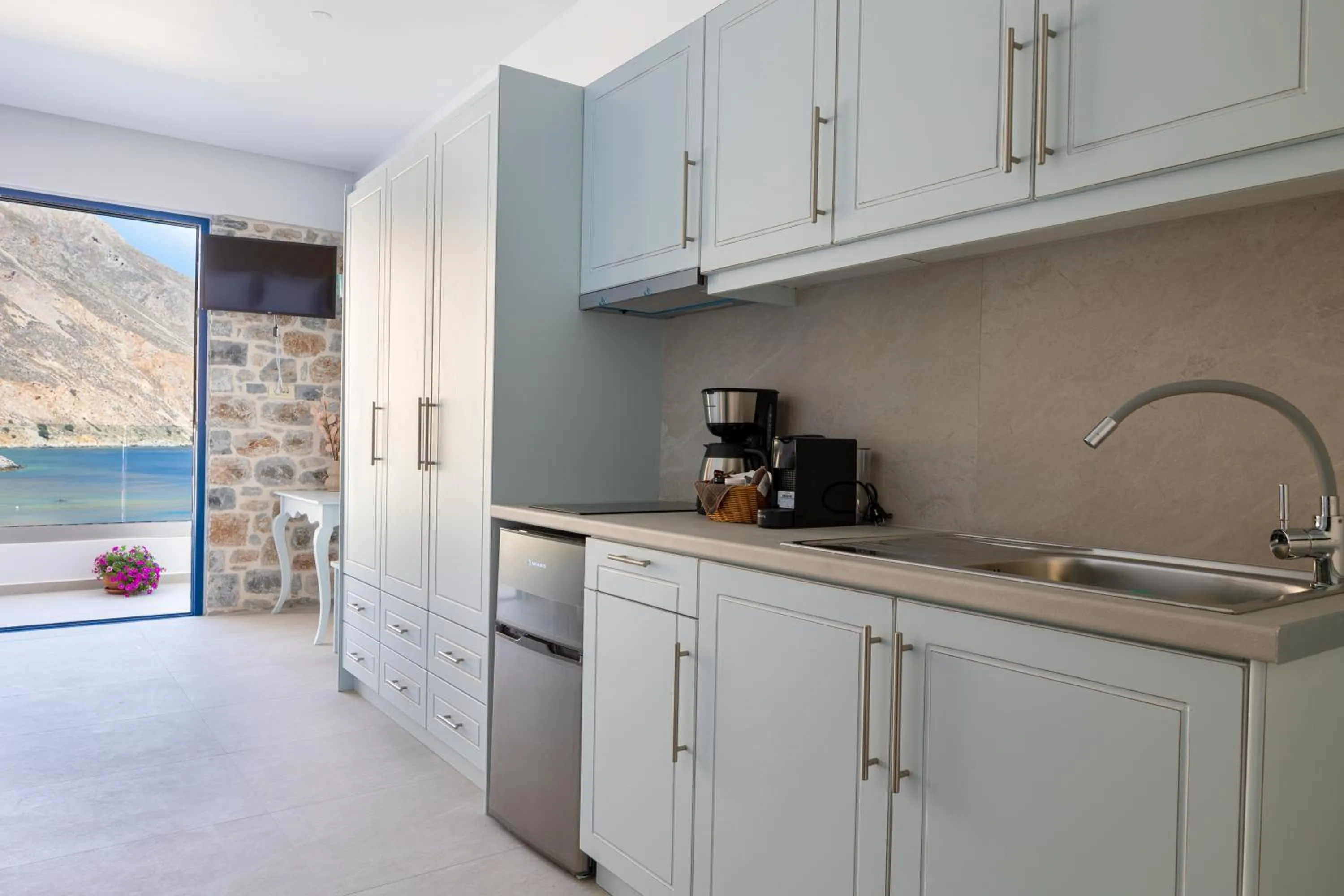 Coffee/tea facilities in Molos Apartments