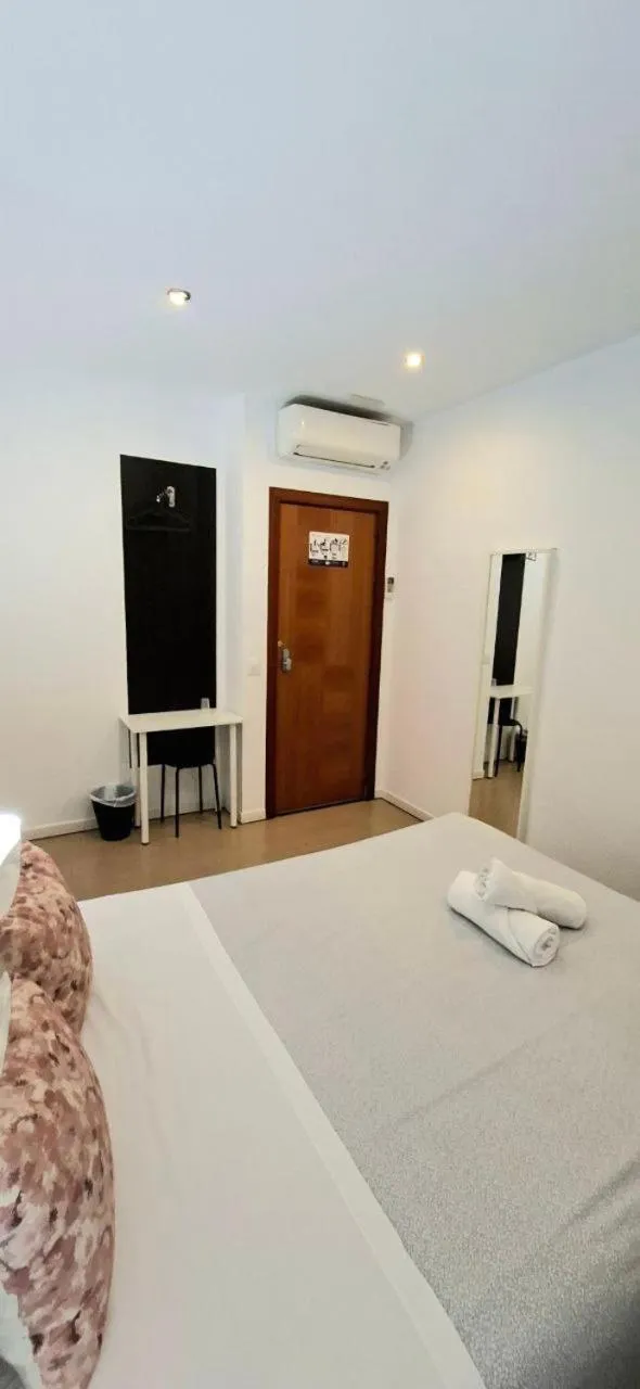 Bed in AYZ Javier Cabrini - Auto check-in property