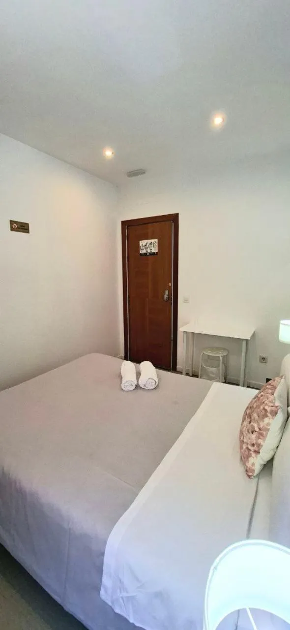 Bed in AYZ Javier Cabrini - Auto check-in property