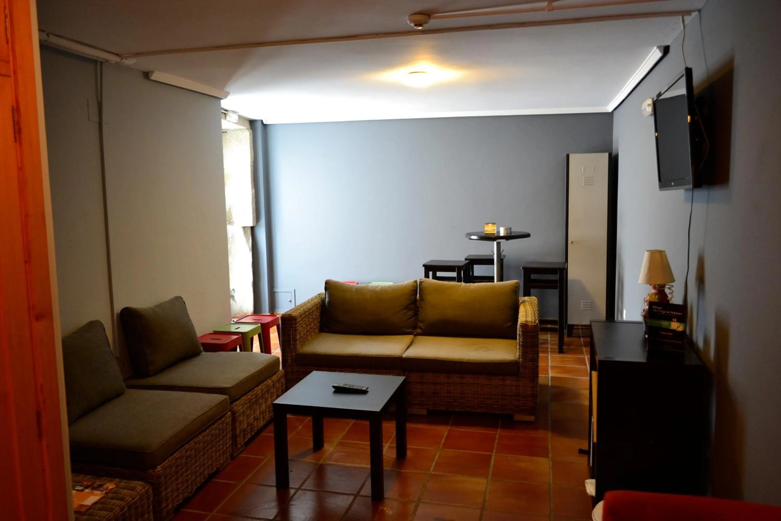 Communal lounge/ TV room in Albergue O Fogar de Teodomiro