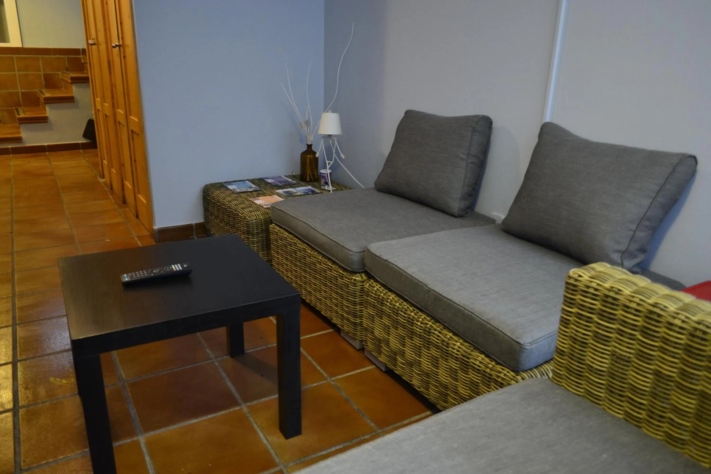 Communal lounge/ TV room in Albergue O Fogar de Teodomiro