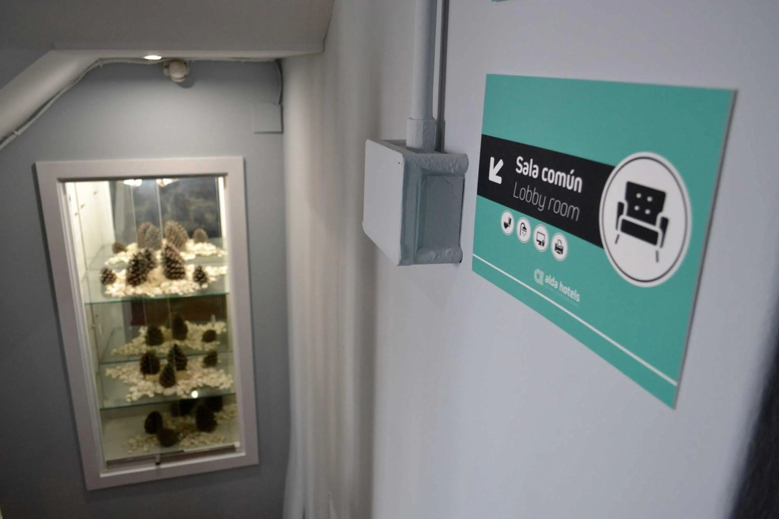 Communal lounge/ TV room in Albergue O Fogar de Teodomiro