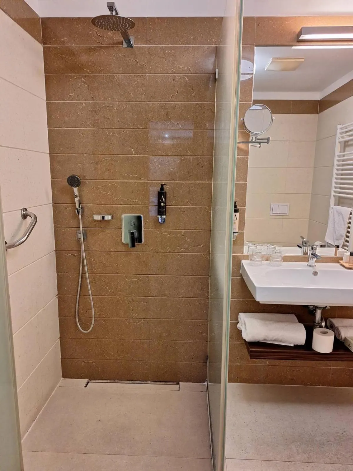 Shower in Duna Garden Hotel