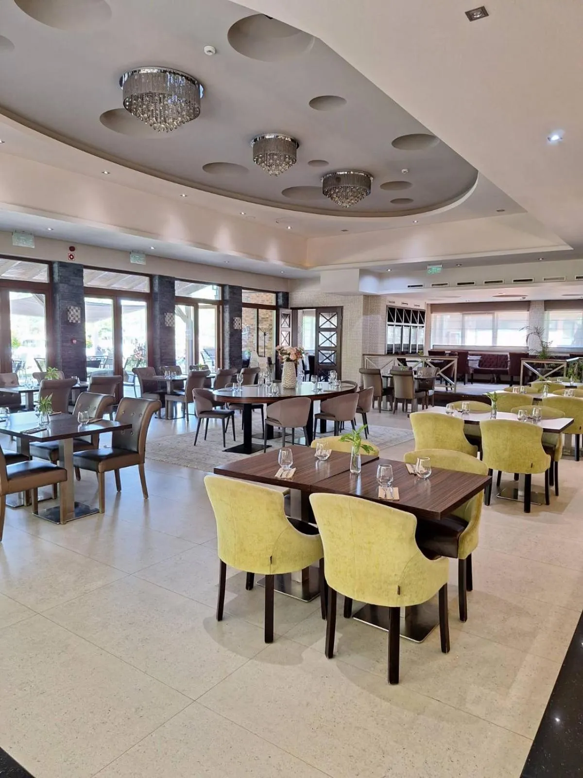 Restaurant/places to eat in Duna Garden Hotel