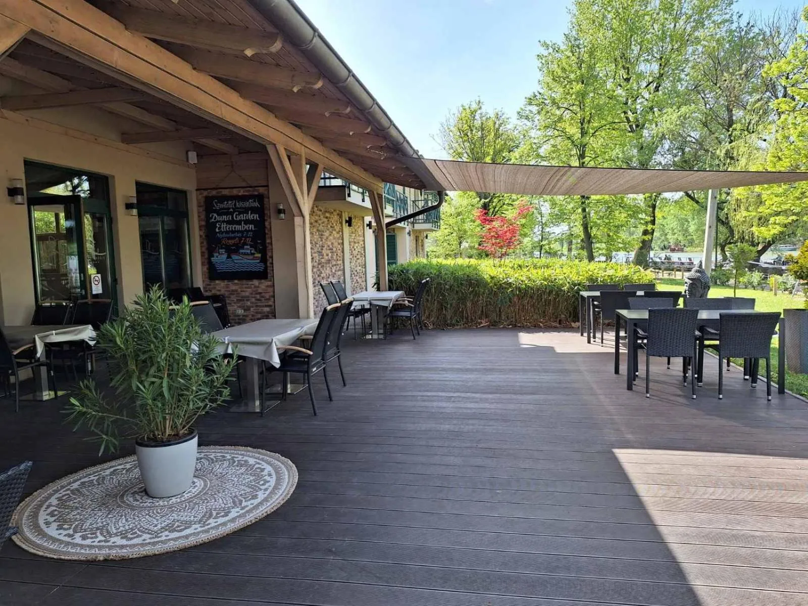 Patio in Duna Garden Hotel