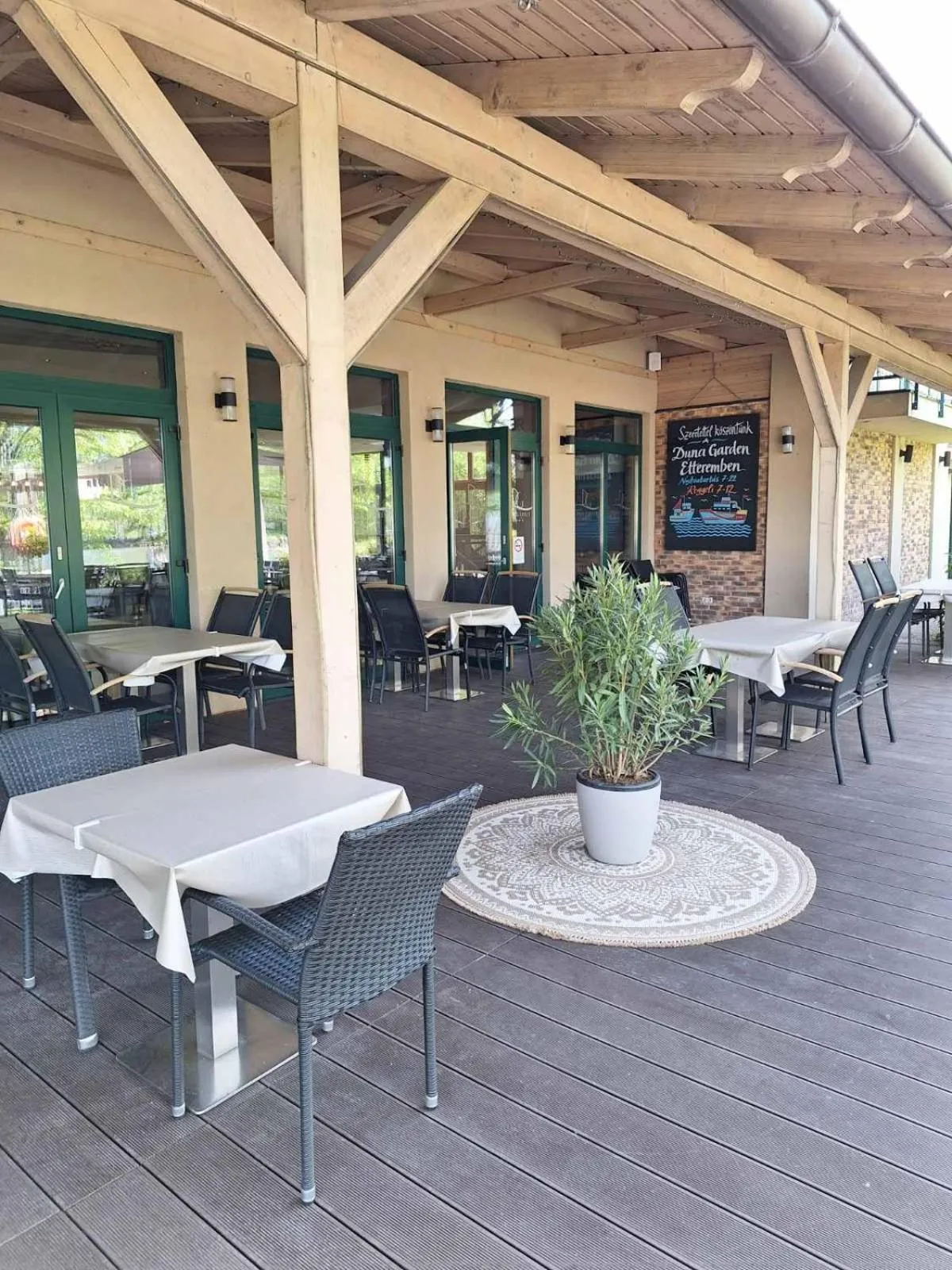 Patio in Duna Garden Hotel