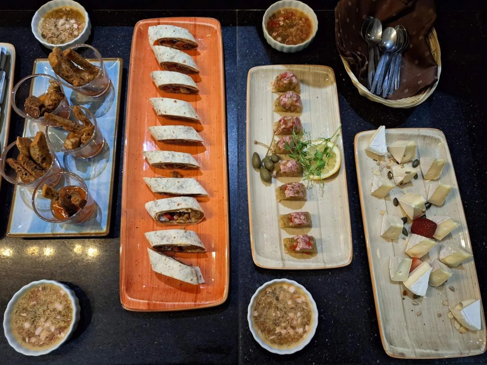 Food and drinks in Duna Garden Hotel