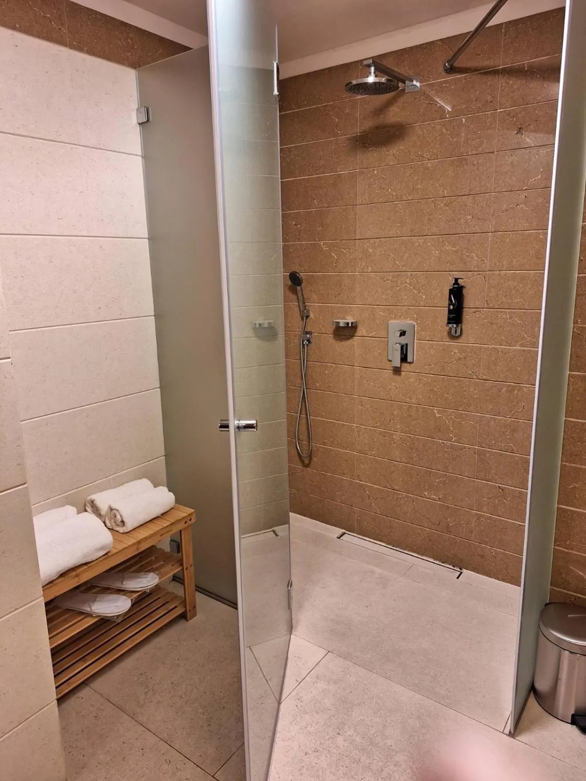 Shower, Bed in Duna Garden Hotel