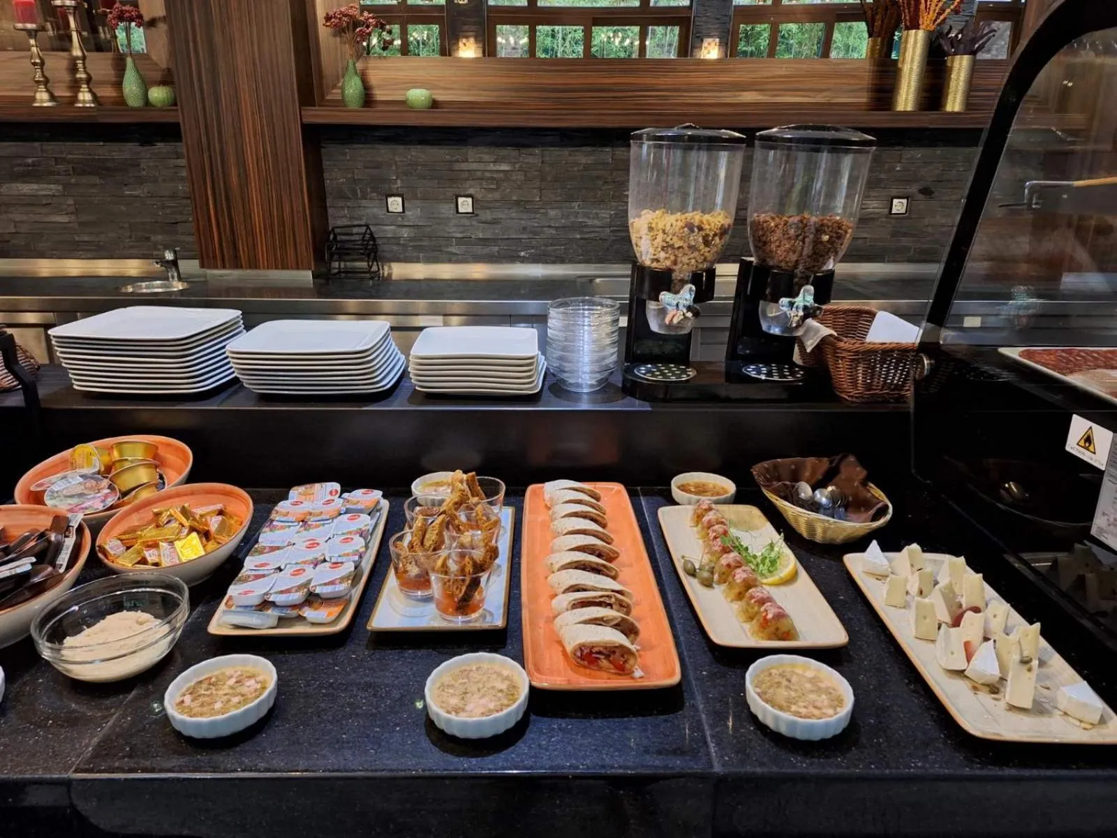 Food and drinks in Duna Garden Hotel