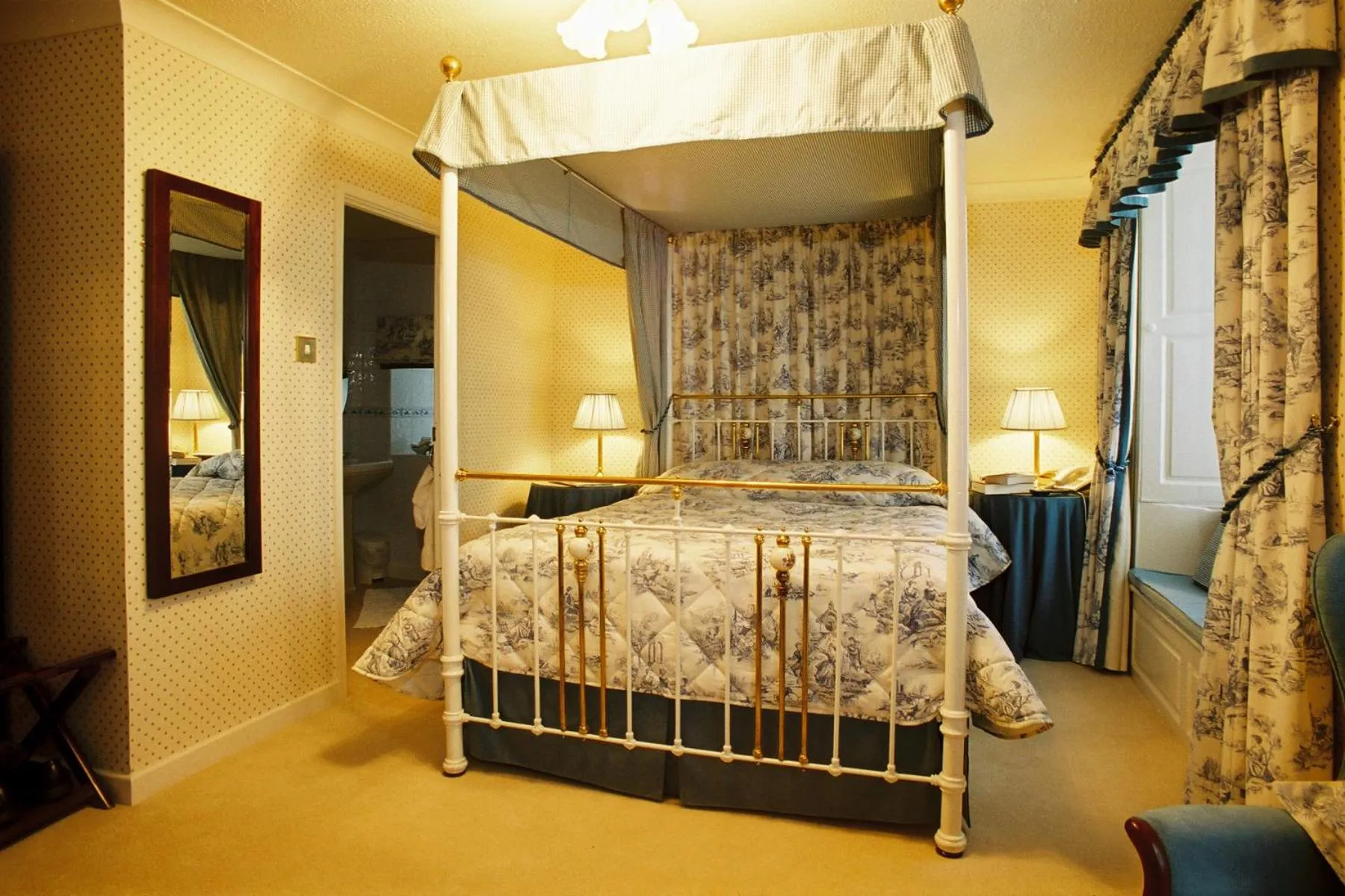 Photo of the whole room, Bed in Bishopsgate House Hotel